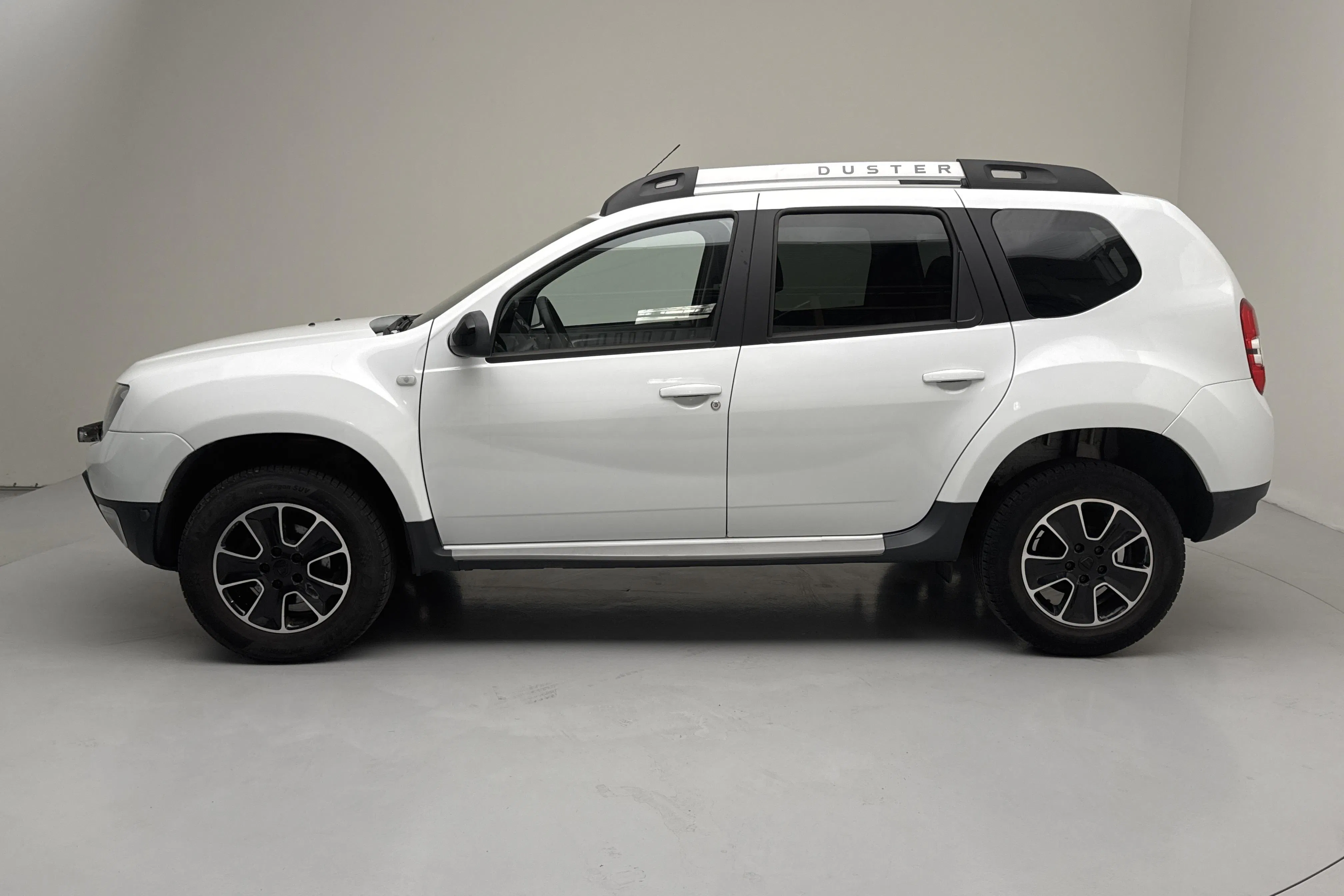 Presentationsfoto 2 av 15: Dacia Duster 1.5 dCi 4x2 (109hk) - 11 529 mil - Automat - vit - 2017