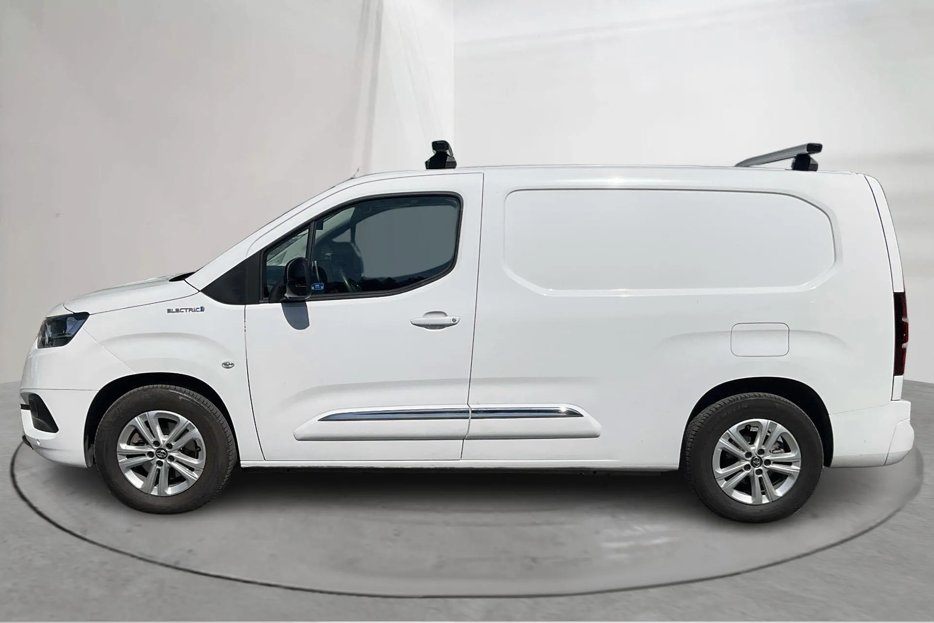 Presentationsfoto 2 av 19: Toyota PROACE CITY Electric 50kWh (136hk) - 2 648 mil - Automat - vit - 2023