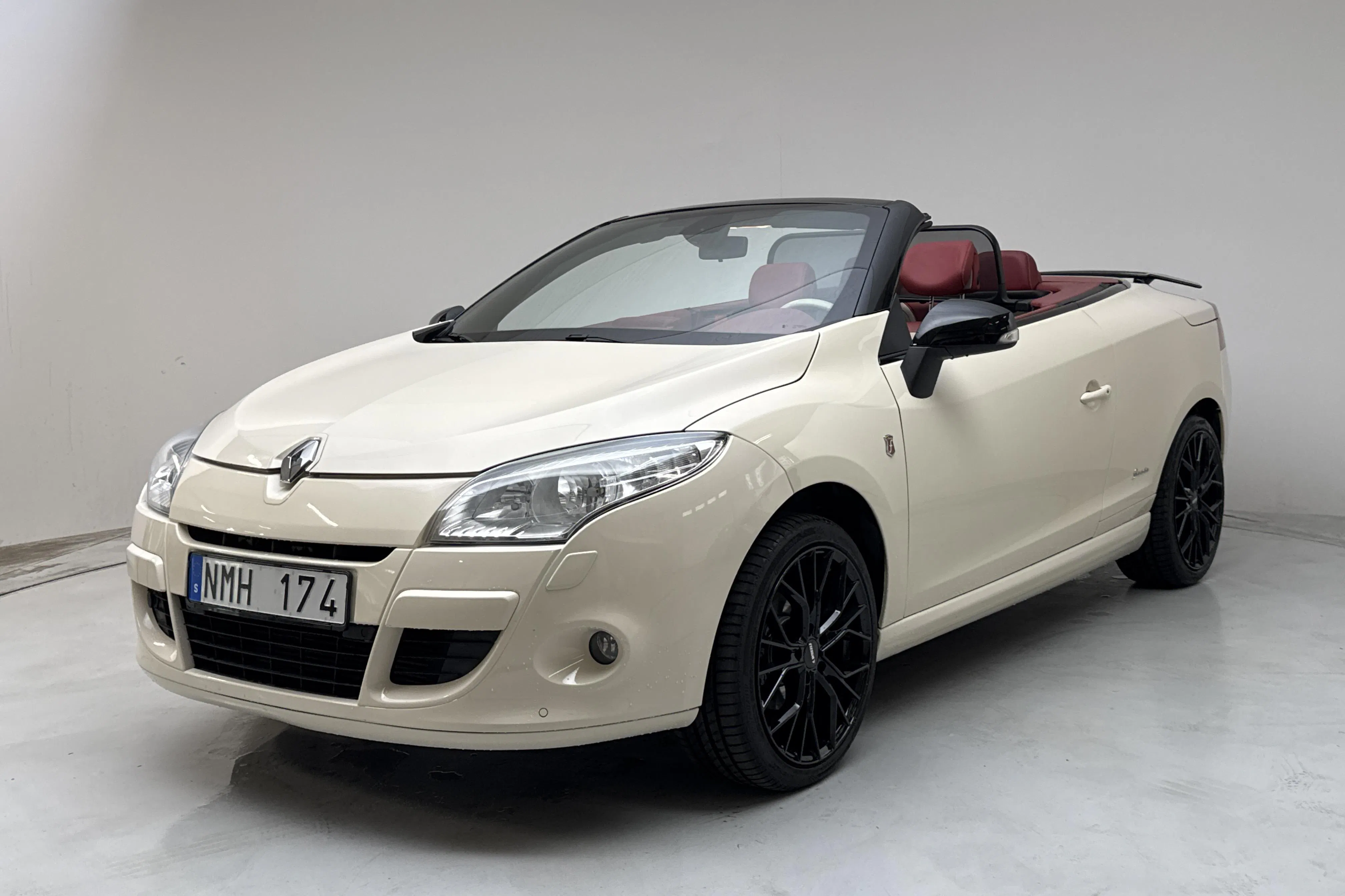 Presentationsfoto 1 av 17: Renault Mégane Phas III 1.4 TCe Cabriolet (130hk) - 12 448 mil - Manuell - vit - 2012