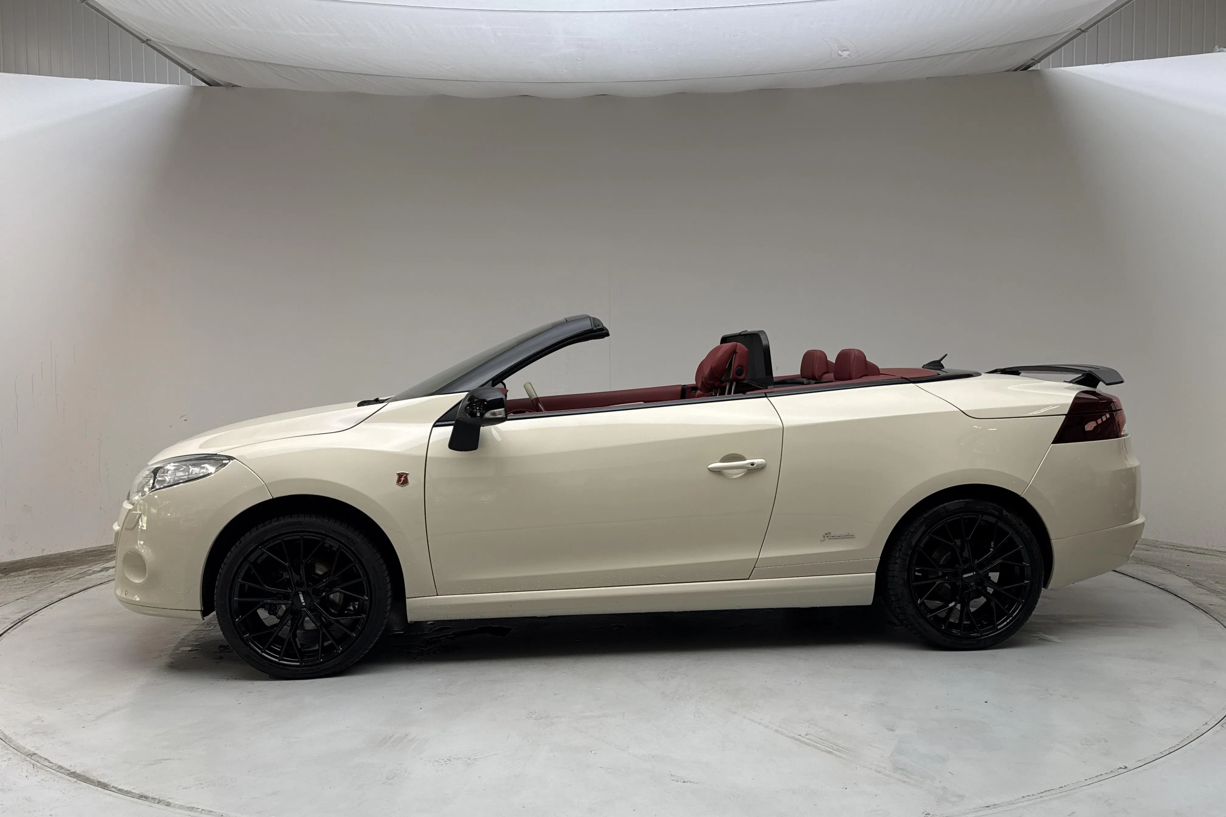 Presentationsfoto 2 av 17: Renault Mégane Phas III 1.4 TCe Cabriolet (130hk) - 12 448 mil - Manuell - vit - 2012