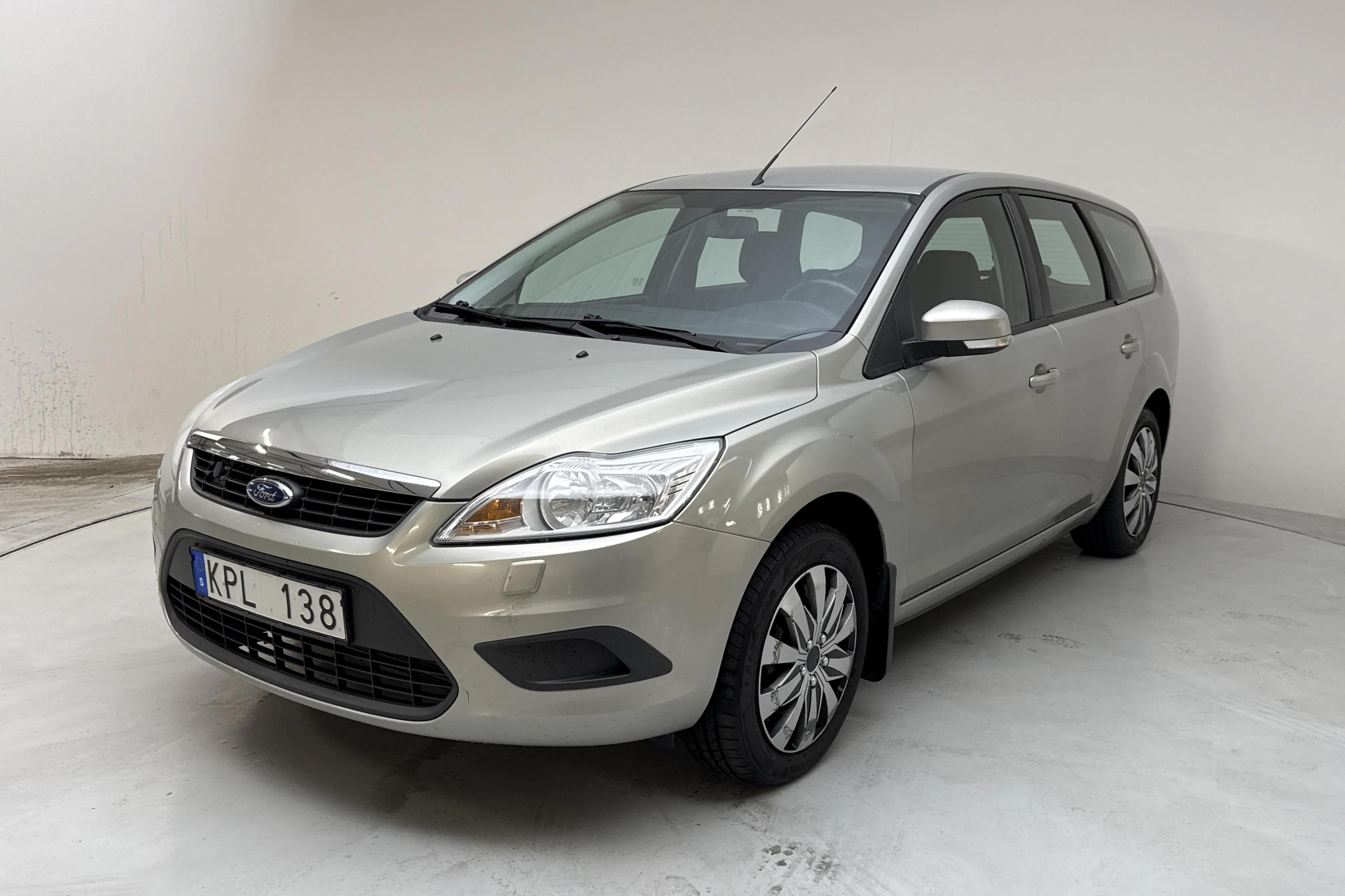 Presentationsfoto 1 av 12: Ford Focus 1.8 Flexifuel Kombi (125hk) - 15 072 mil - Manuell - grå - 2010