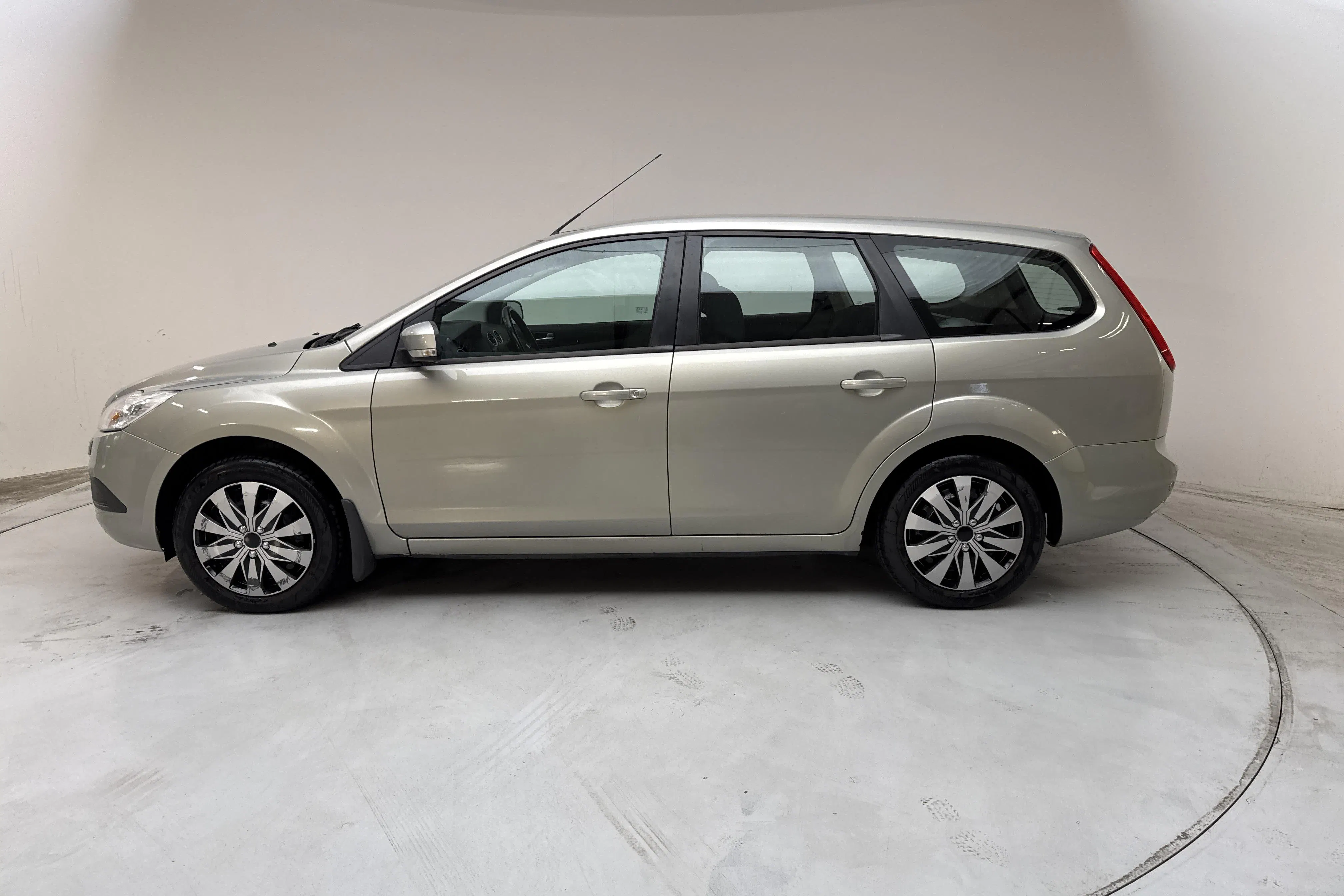 Presentationsfoto 2 av 12: Ford Focus 1.8 Flexifuel Kombi (125hk) - 15 072 mil - Manuell - grå - 2010