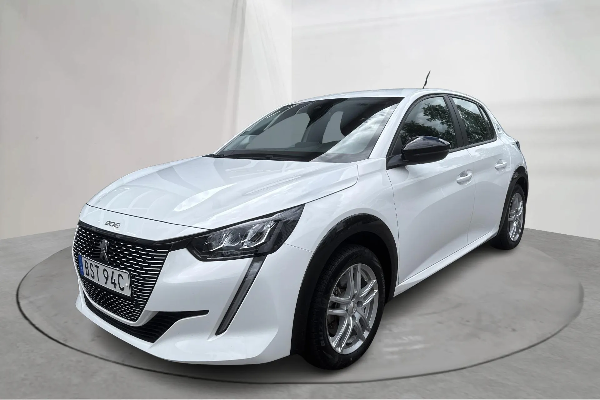 Presentationsfoto 1 av 15: Peugeot e-208 50kWh 5dr (136hk) - 1 140 mil - Automat - vit - 2022