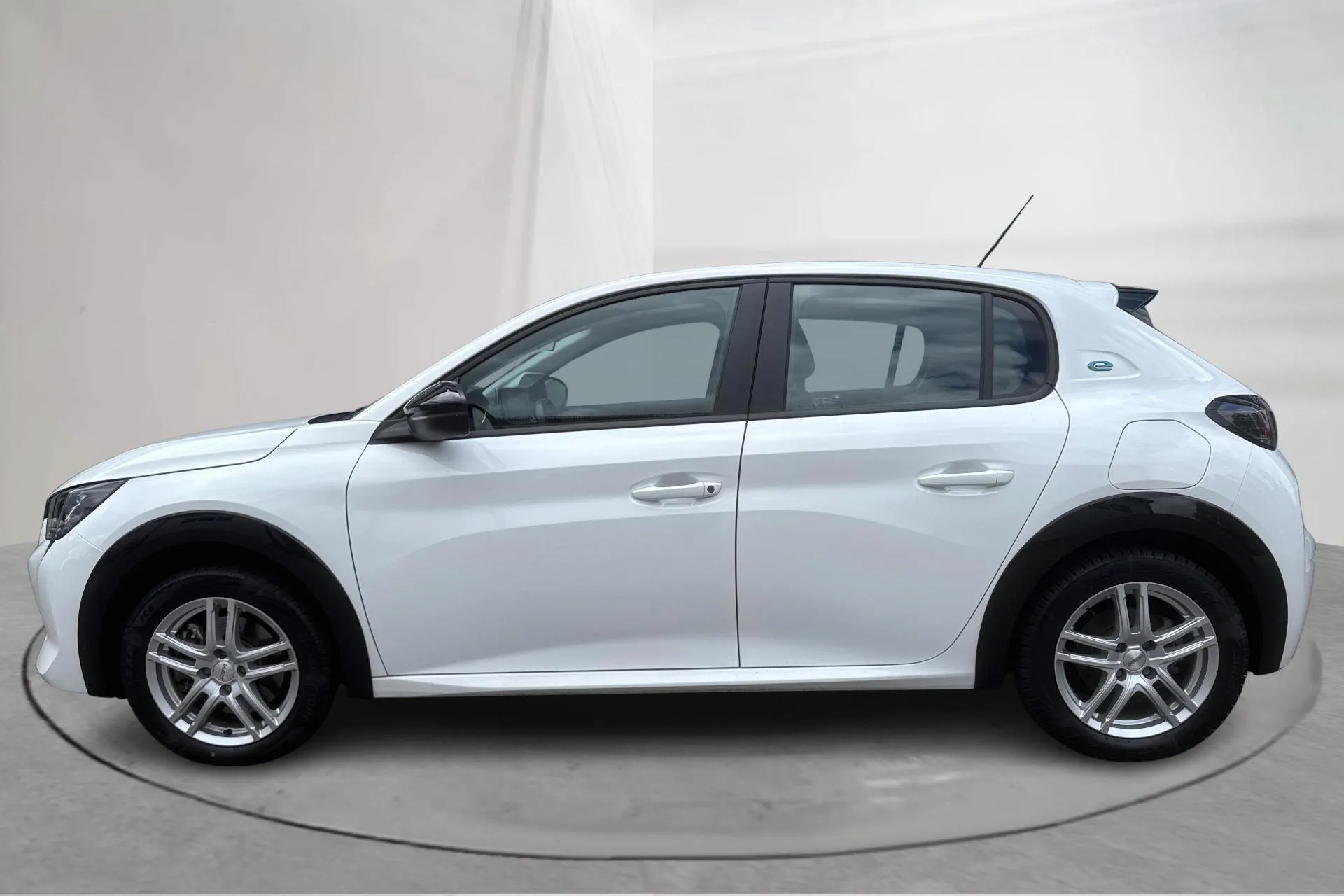 Presentationsfoto 2 av 15: Peugeot e-208 50kWh 5dr (136hk) - 1 140 mil - Automat - vit - 2022