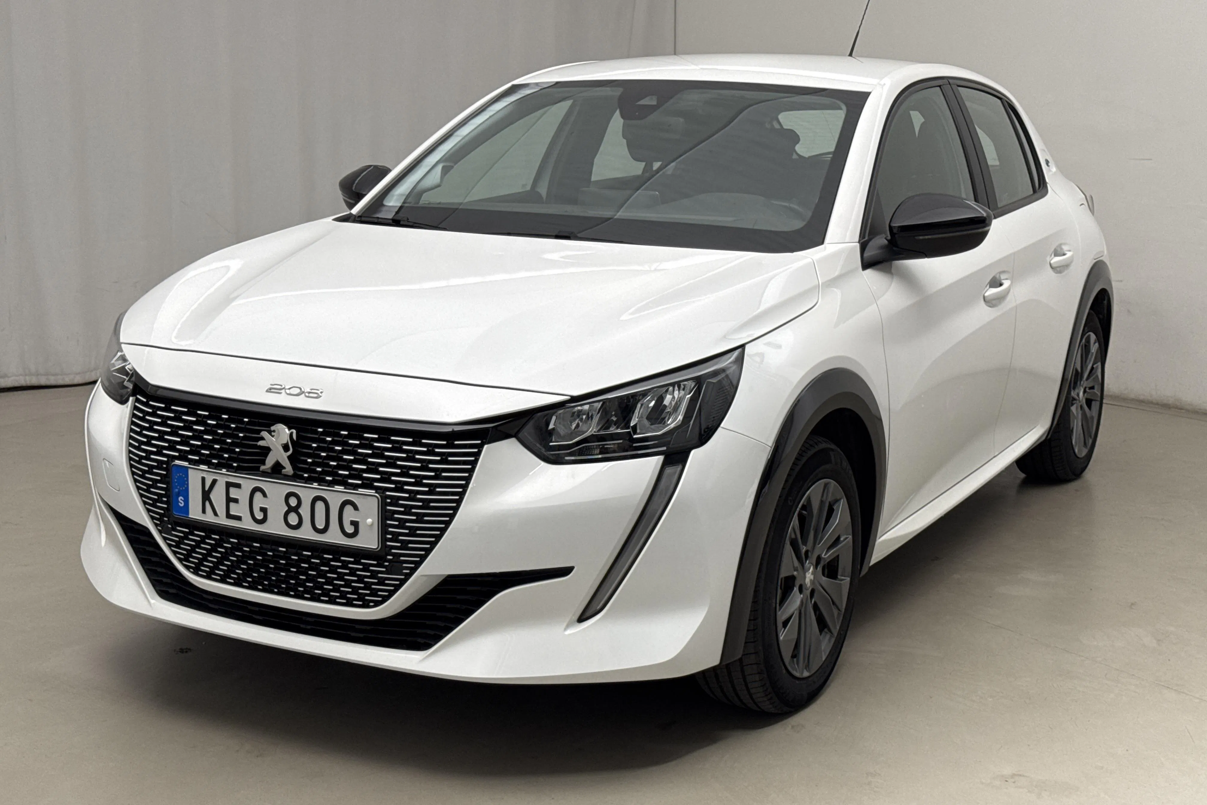 Presentationsfoto 1 av 17: Peugeot e-208 50kWh 5dr (136hk) - 866 mil - Automat - vit - 2023