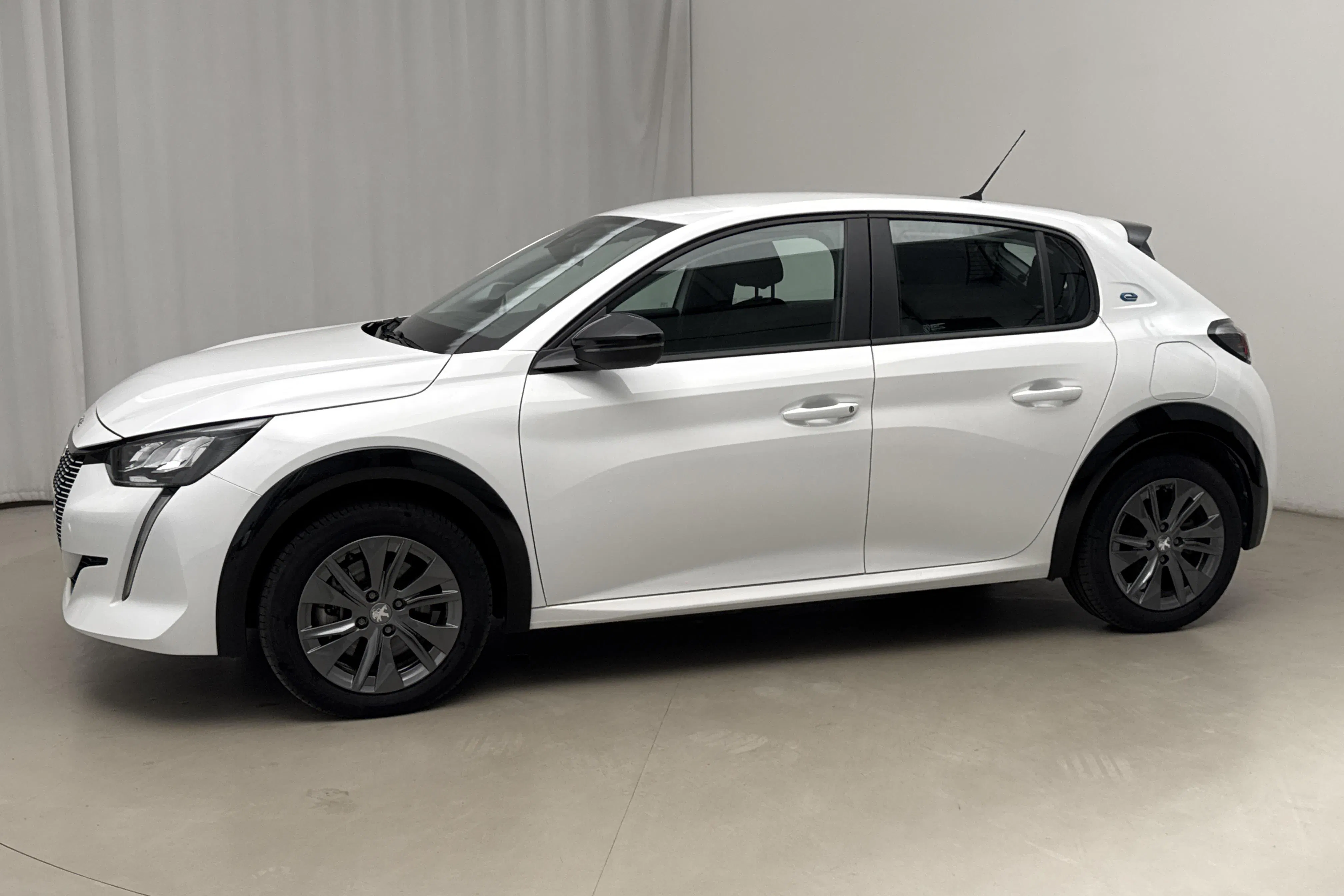 Presentationsfoto 2 av 17: Peugeot e-208 50kWh 5dr (136hk) - 866 mil - Automat - vit - 2023