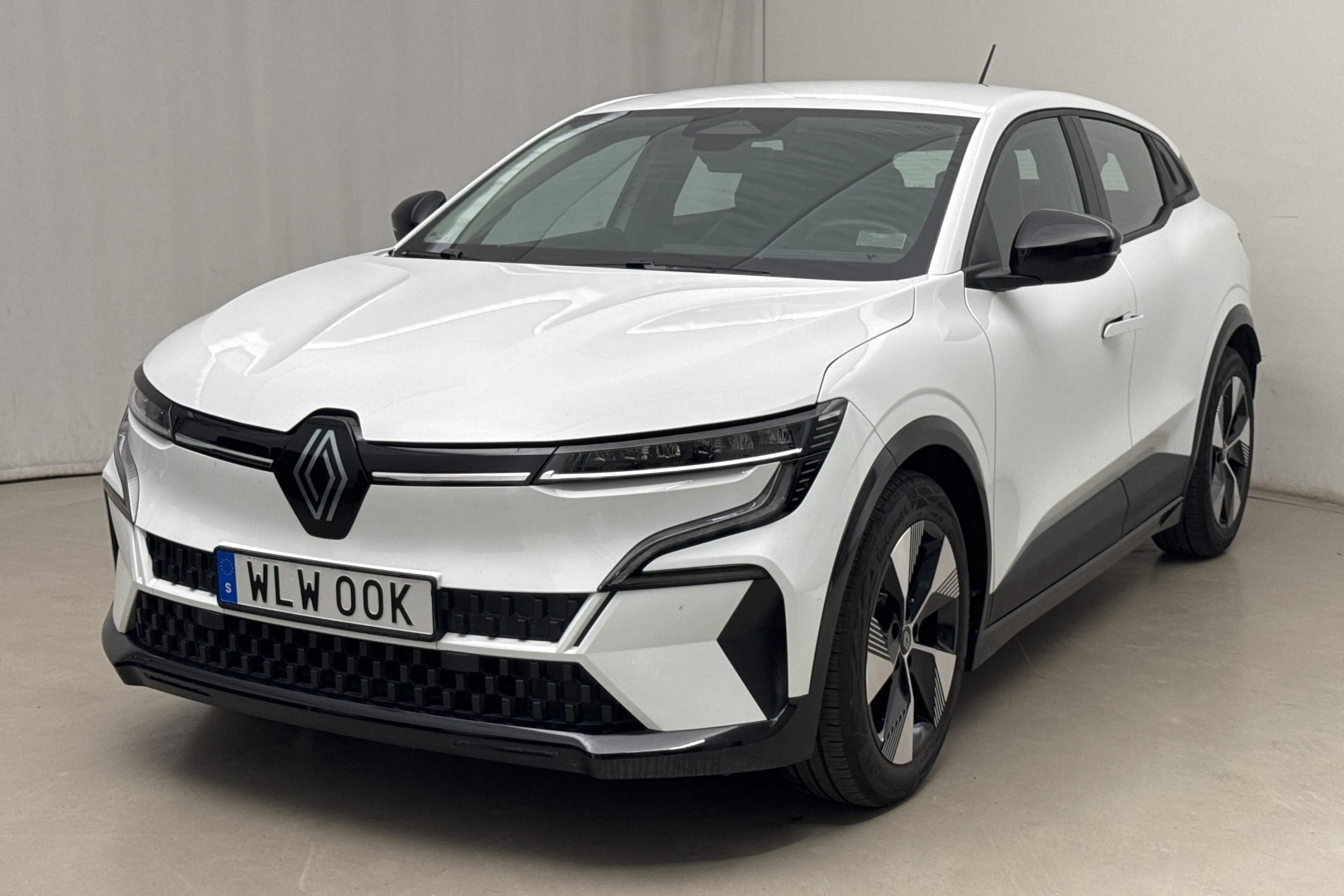 Presentationsfoto 1 av 17: Renault Mégane E-TECH 40kWh (130hk) - 573 mil - Automat - vit - 2023