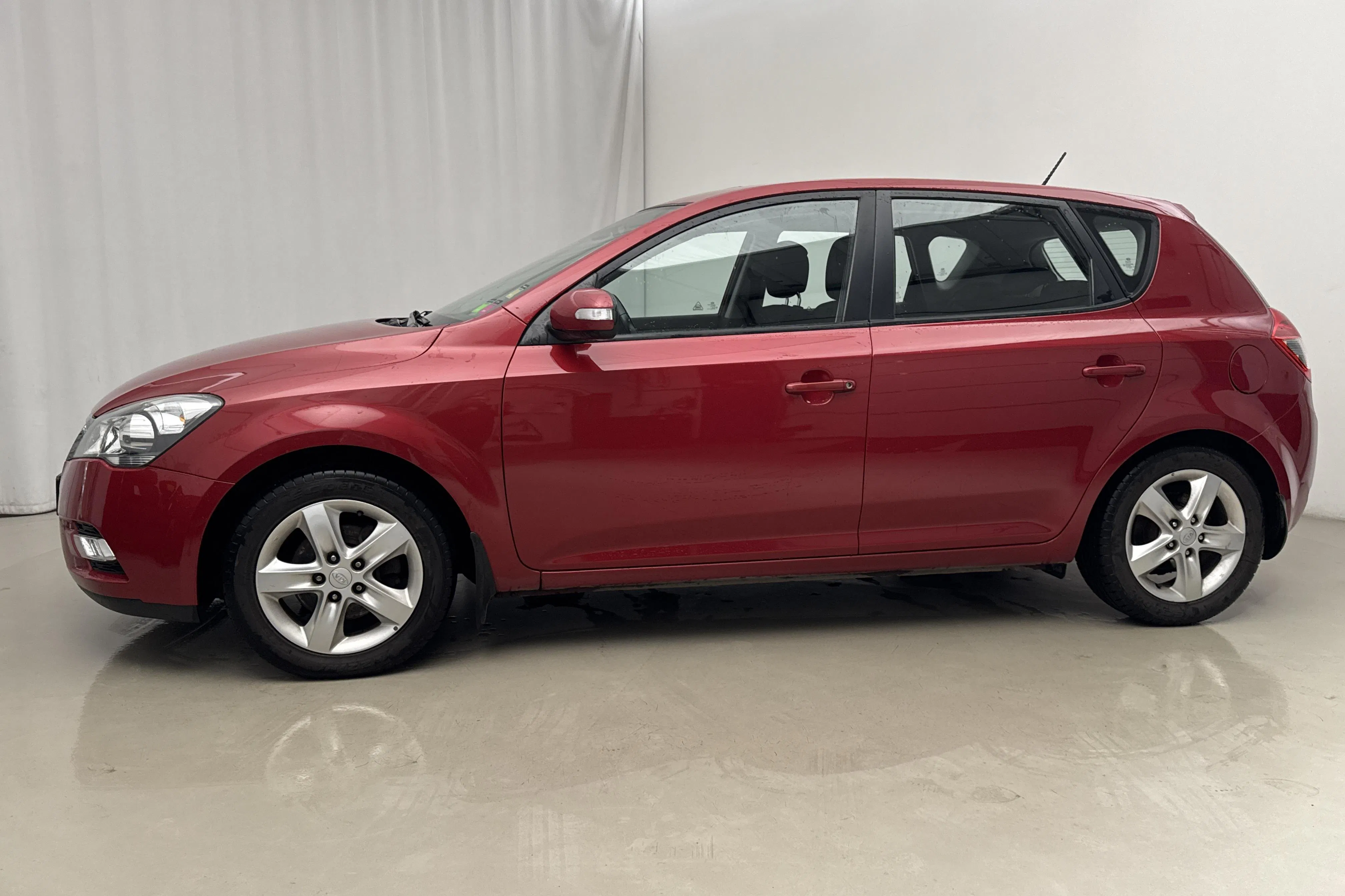 Presentationsfoto 2 av 15: KIA Cee'd 1.6 CRDi 5dr (115hk) - 10 361 mil - Manuell - röd - 2010