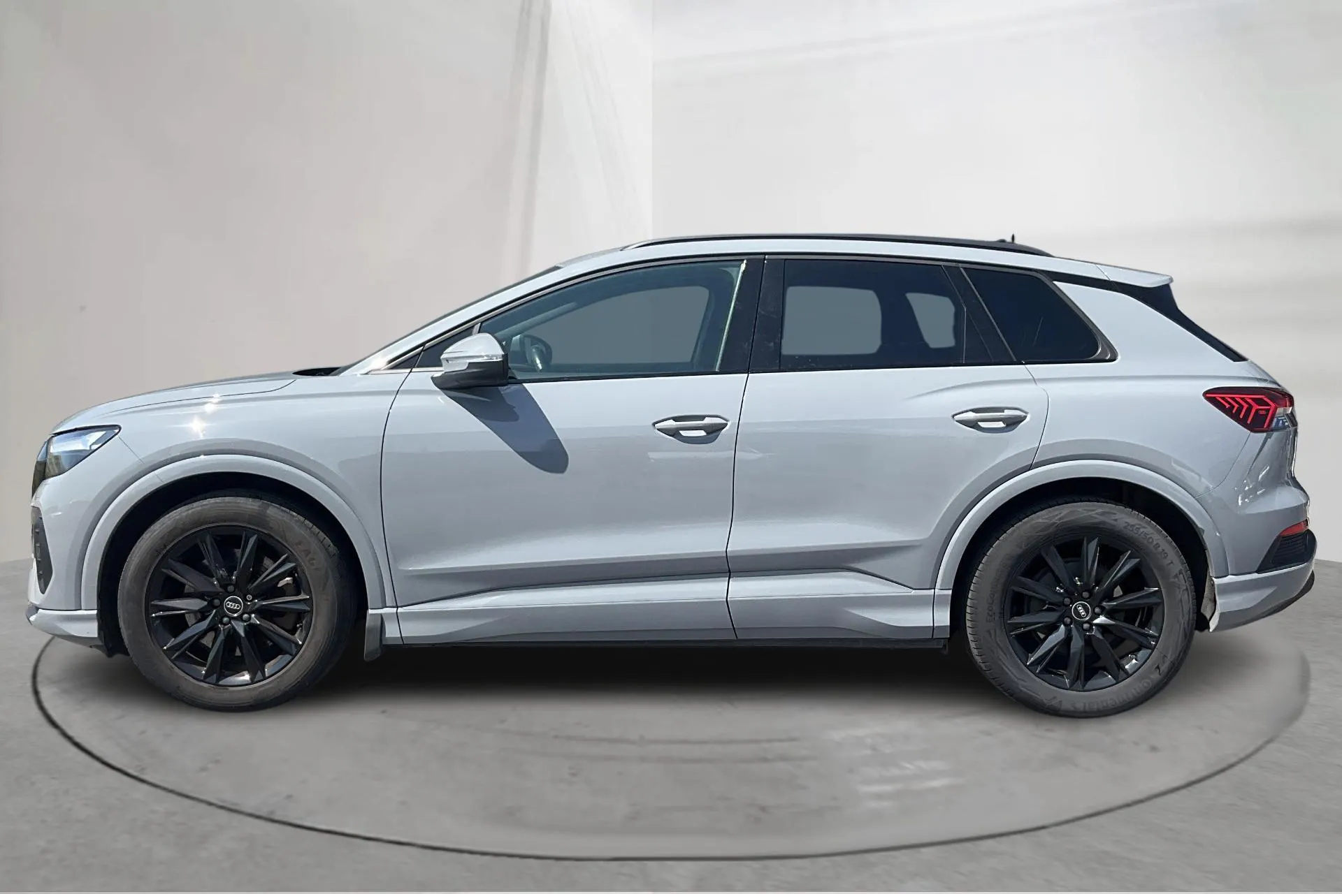 Presentationsfoto 2 av 19: Audi Q4 40 e-tron 77kWh (204hk) - 14 800 mil - Automat - grå - 2022