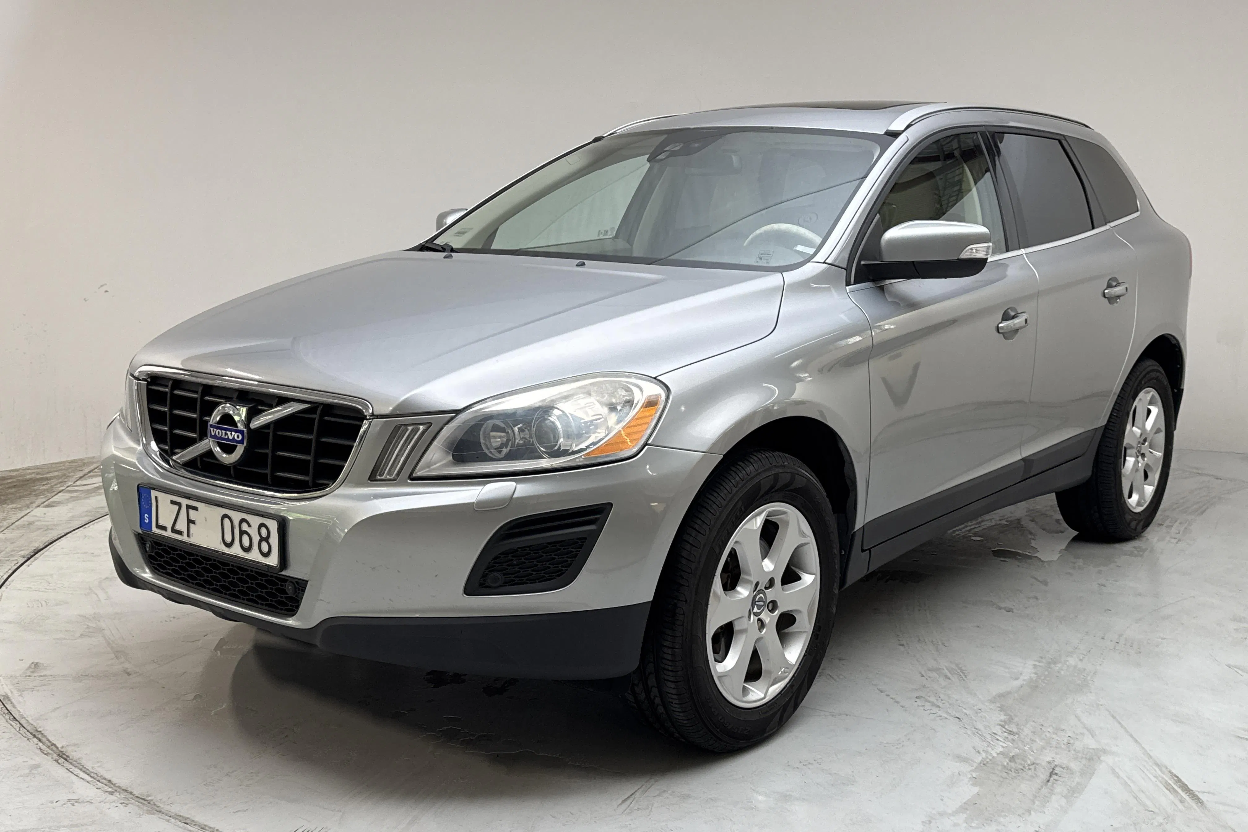 Presentationsfoto 1 av 16: Volvo XC60 D5 AWD (215hk) - 16 591 mil - Automat - silver - 2012