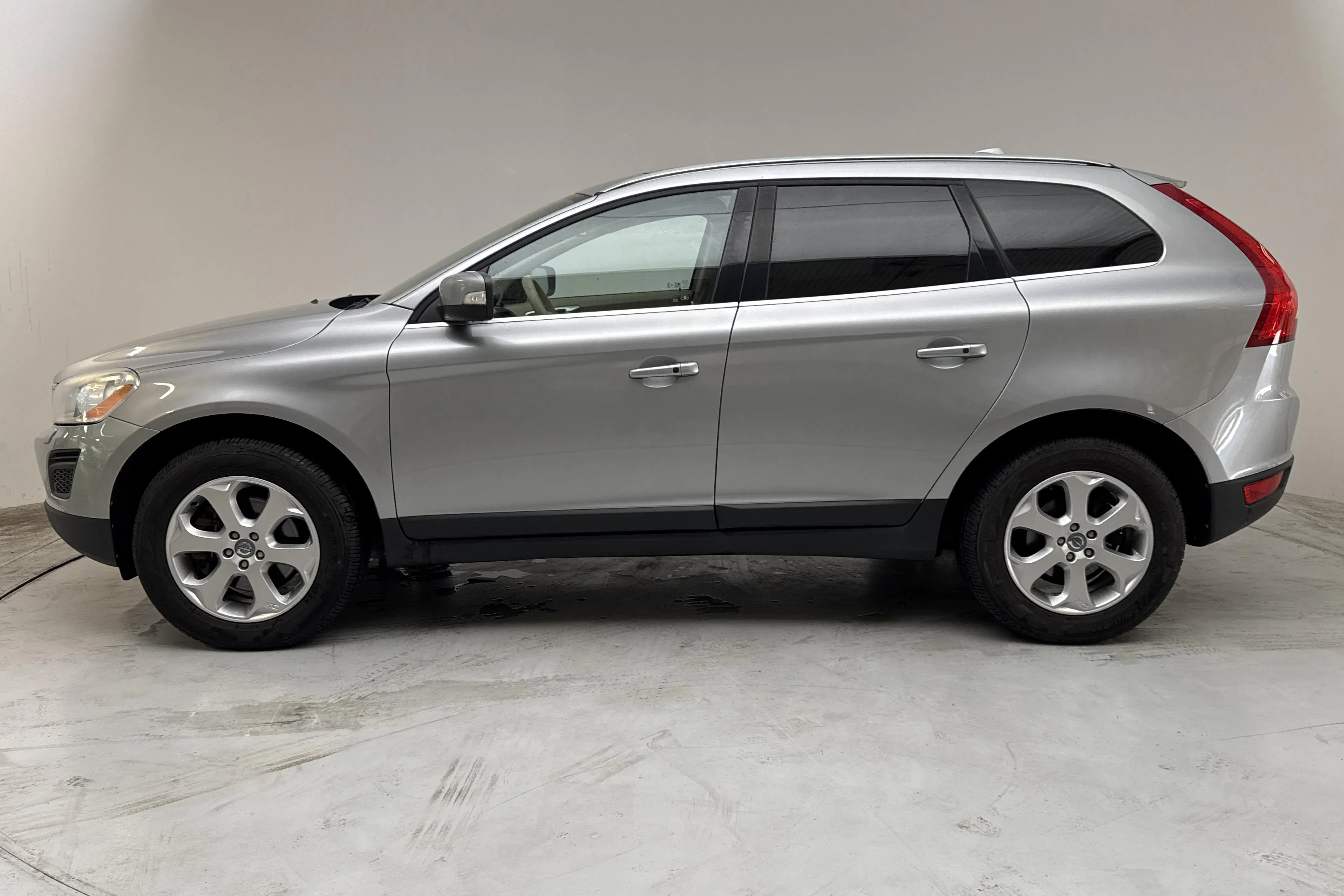Presentationsfoto 2 av 16: Volvo XC60 D5 AWD (215hk) - 16 591 mil - Automat - silver - 2012