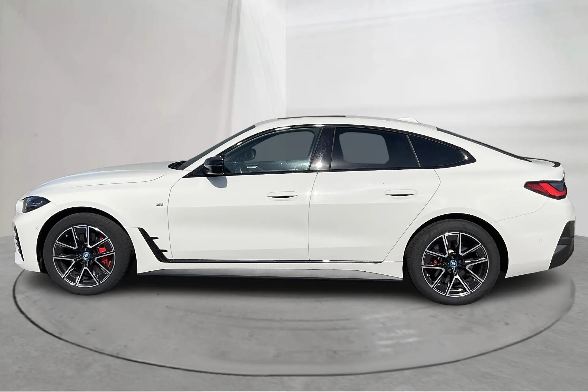 Presentationsfoto 2 av 21: BMW i4 eDrive40, G26 (340hk) - 10 514 mil - Automat - vit - 2024
