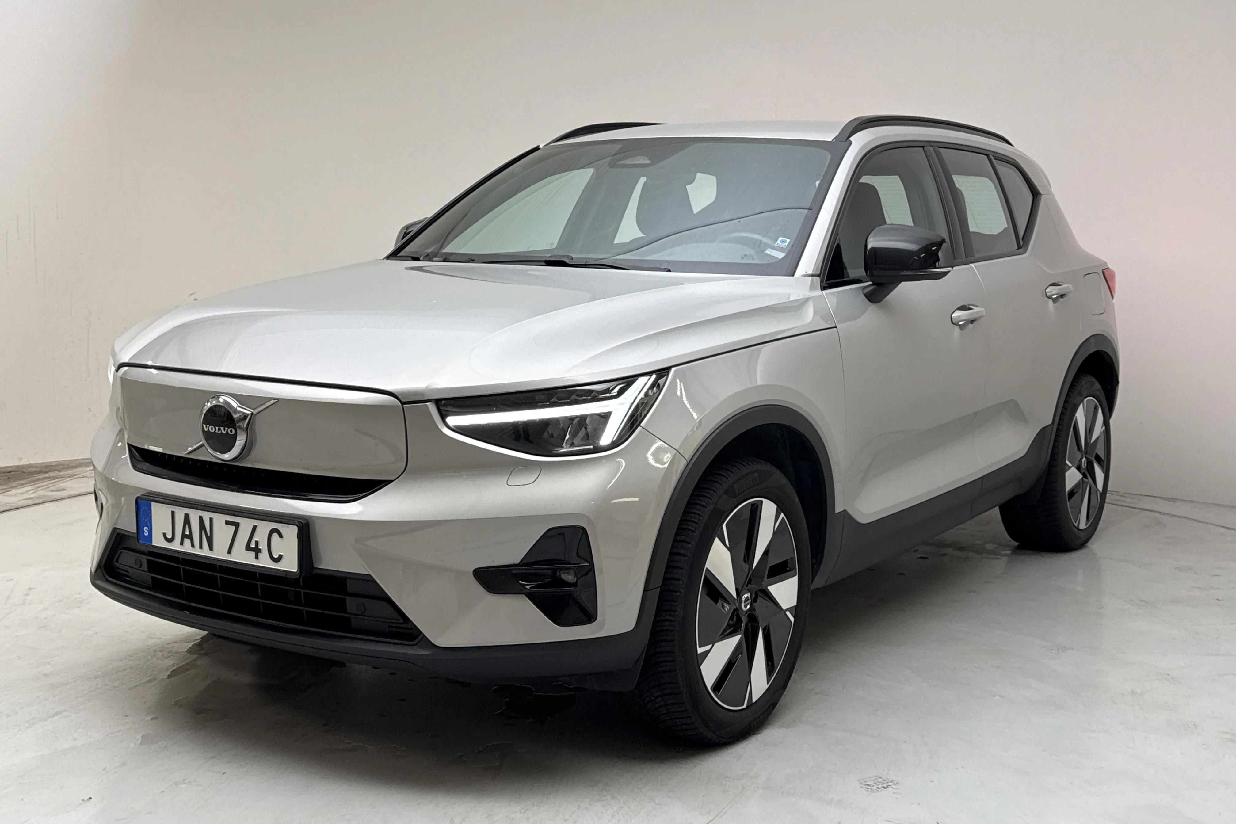 Presentationsfoto 1 av 18: Volvo XC40 Recharge Extended Range (252hk) - 9 831 mil - Automat - silver - 2024