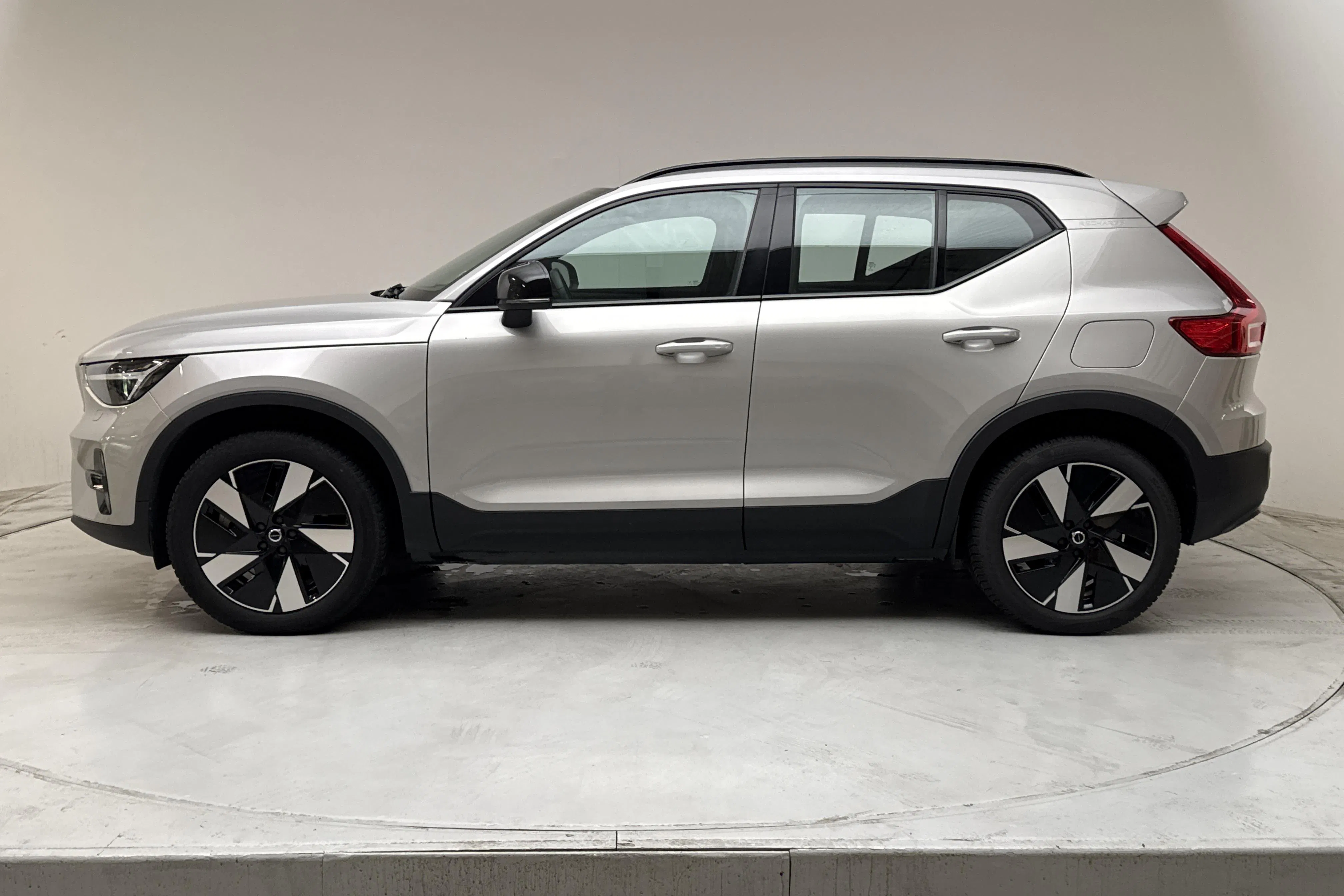 Presentationsfoto 2 av 18: Volvo XC40 Recharge Extended Range (252hk) - 9 831 mil - Automat - silver - 2024