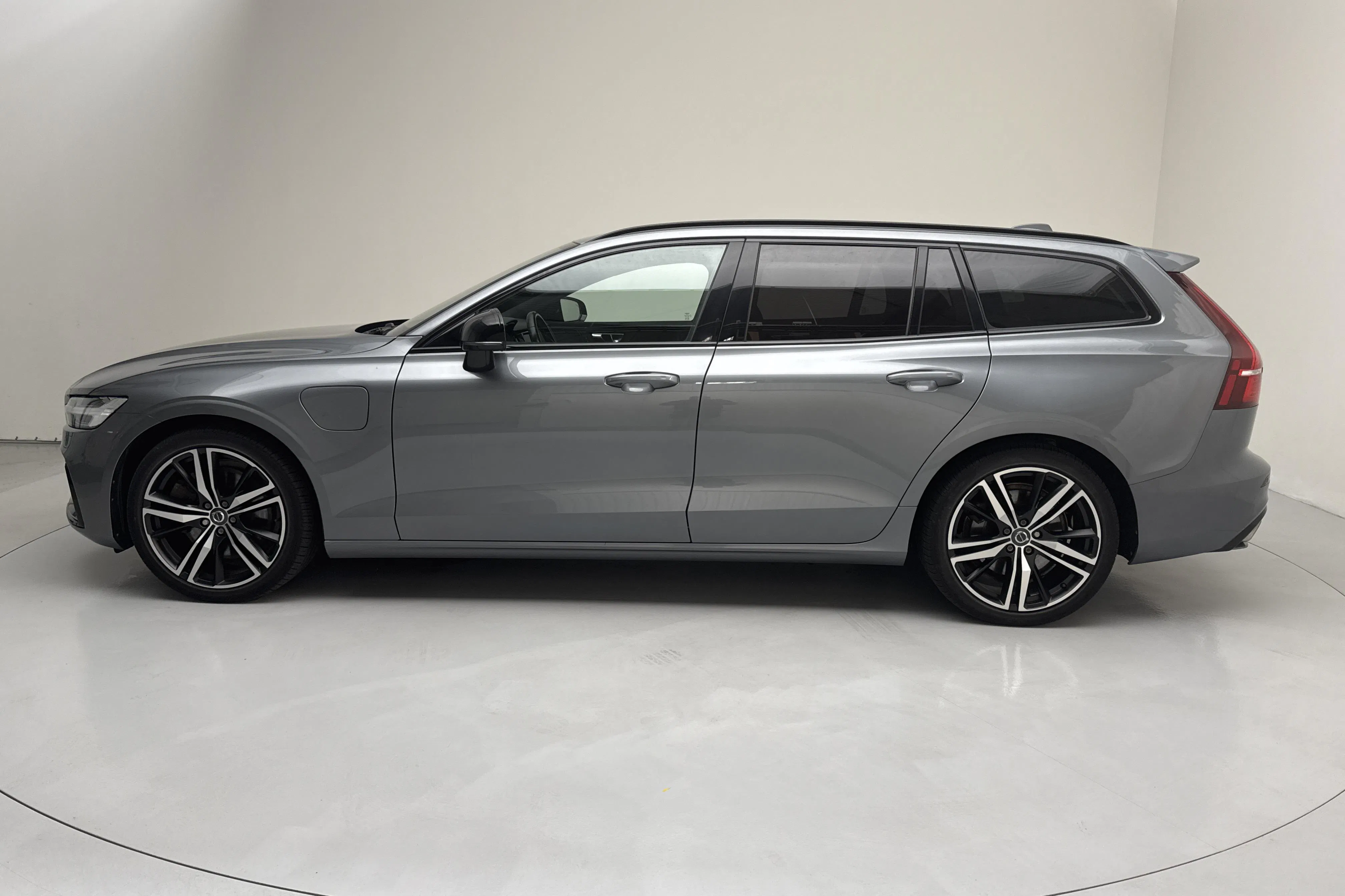 Presentation photo 2 of 19: Volvo V60 T6 AWD Twin Engine (340hk) - 125 480 km - Automatic - gray - 2021