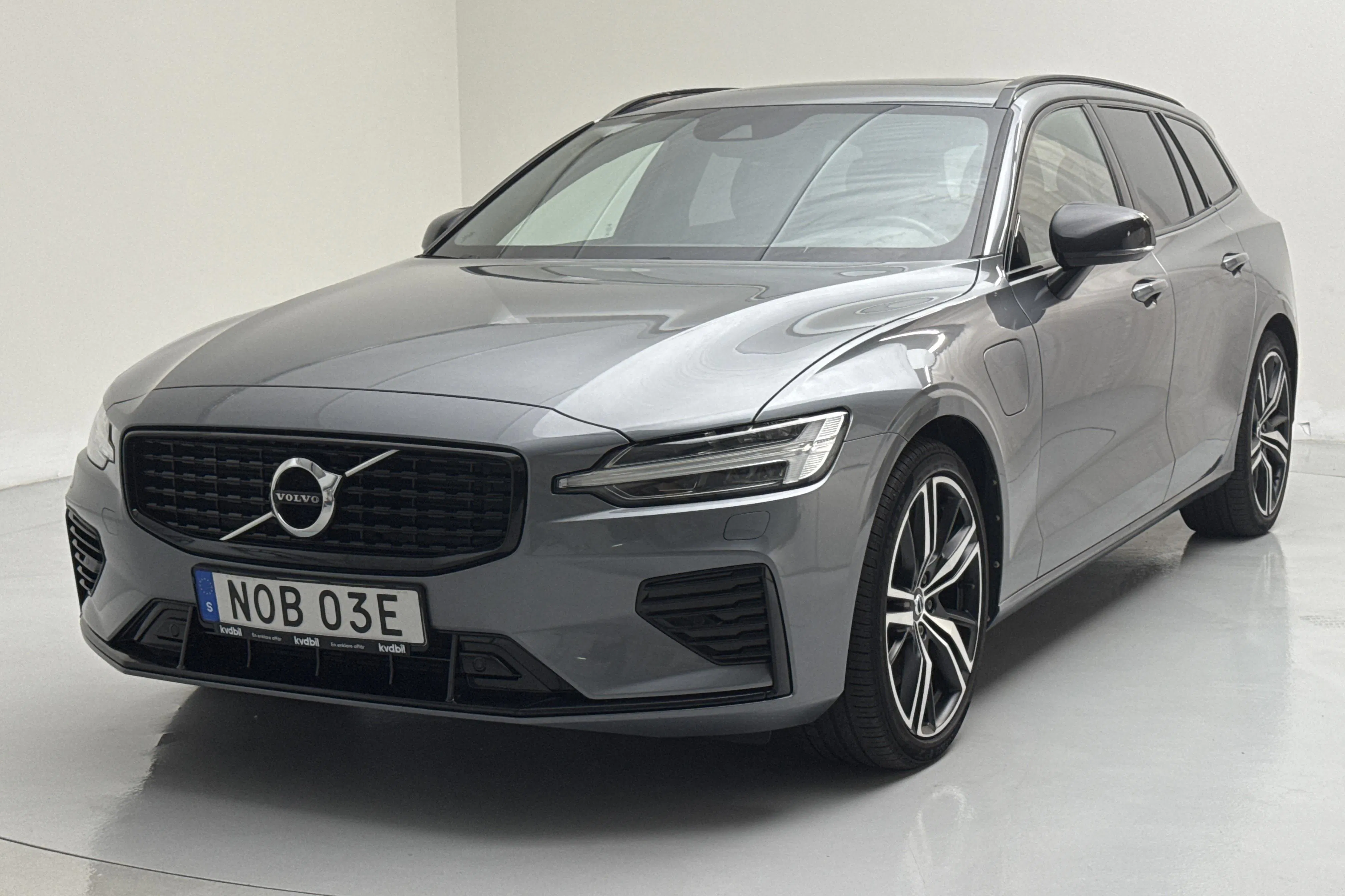 Presentation photo 1 of 19: Volvo V60 T6 AWD Twin Engine (340hk) - 125 480 km - Automatic - gray - 2021