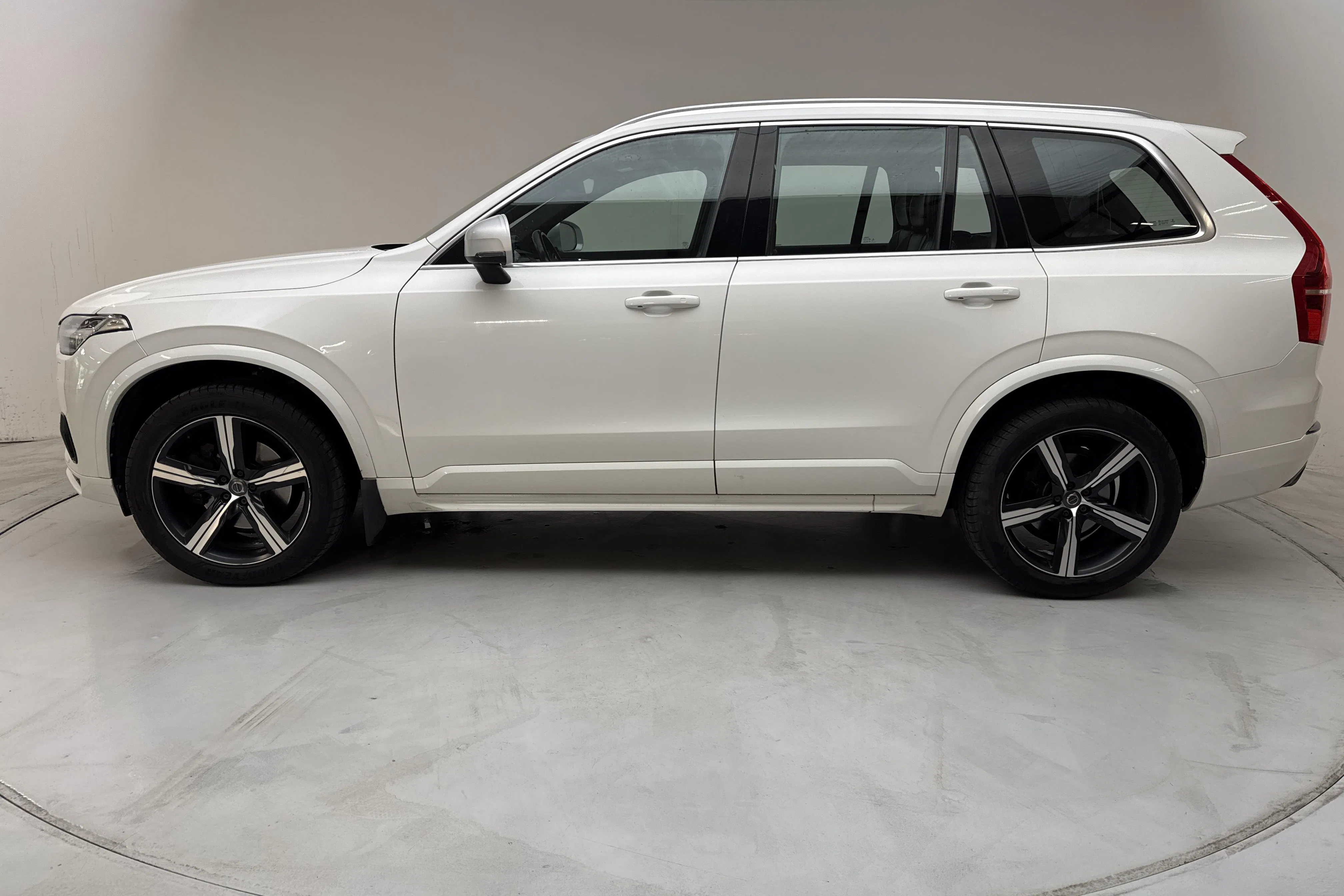 Presentationsfoto 2 av 17: Volvo XC90 D5 AWD (235hk) - 26 912 mil - Automat - vit - 2017