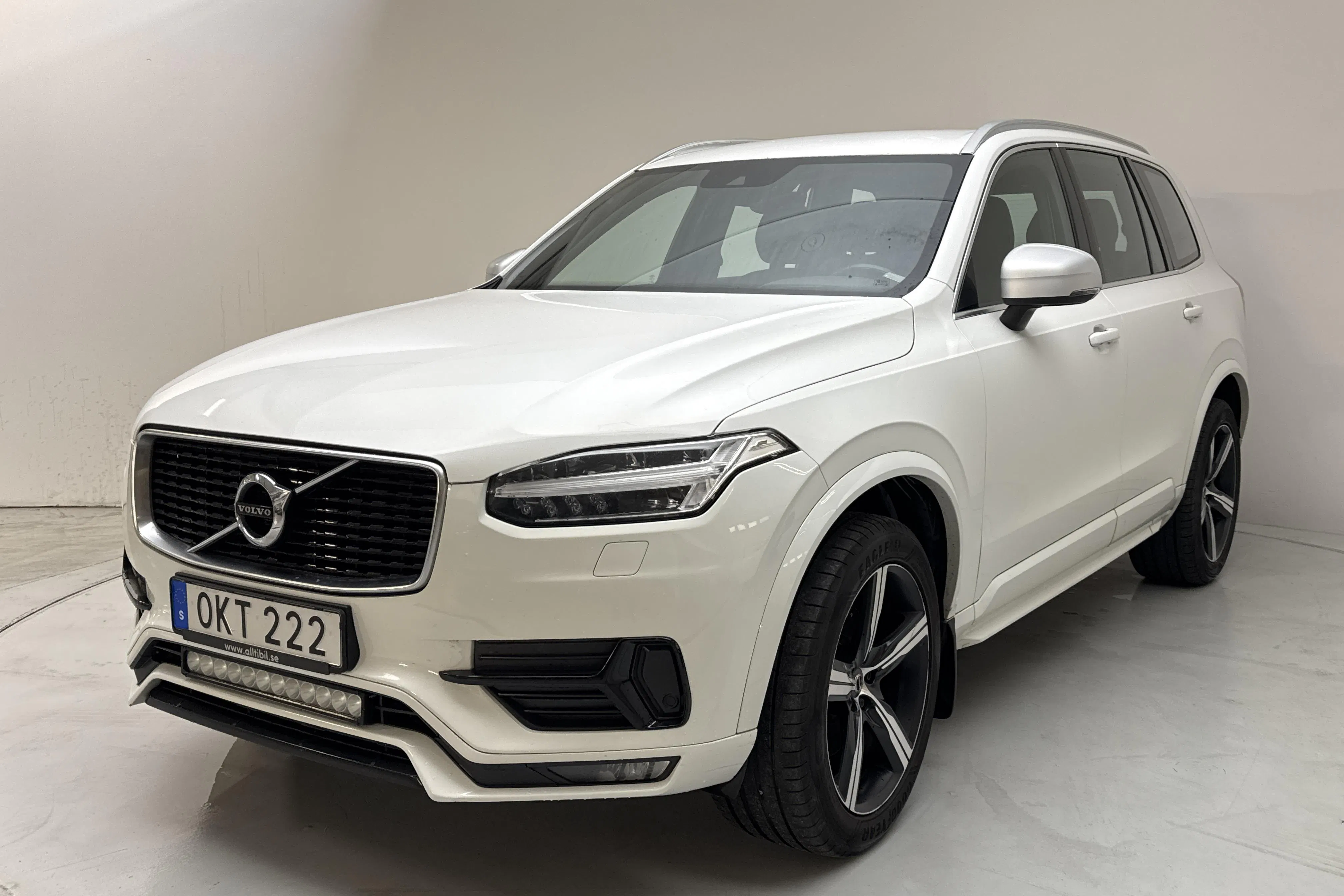 Presentationsfoto 1 av 17: Volvo XC90 D5 AWD (235hk) - 26 912 mil - Automat - vit - 2017