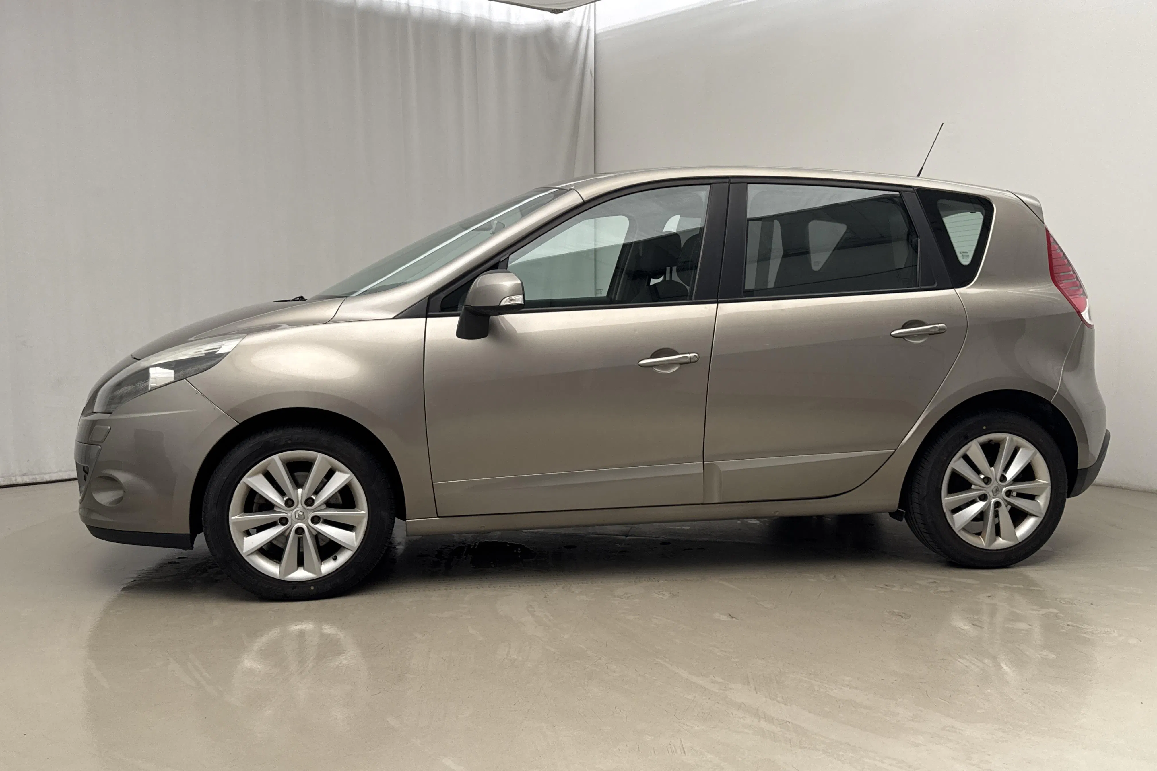 Presentationsfoto 2 av 17: Renault Scénic III 1.5 dCi FAP (110hk) - 4 953 mil - Manuell - Ljusbrun - 2011