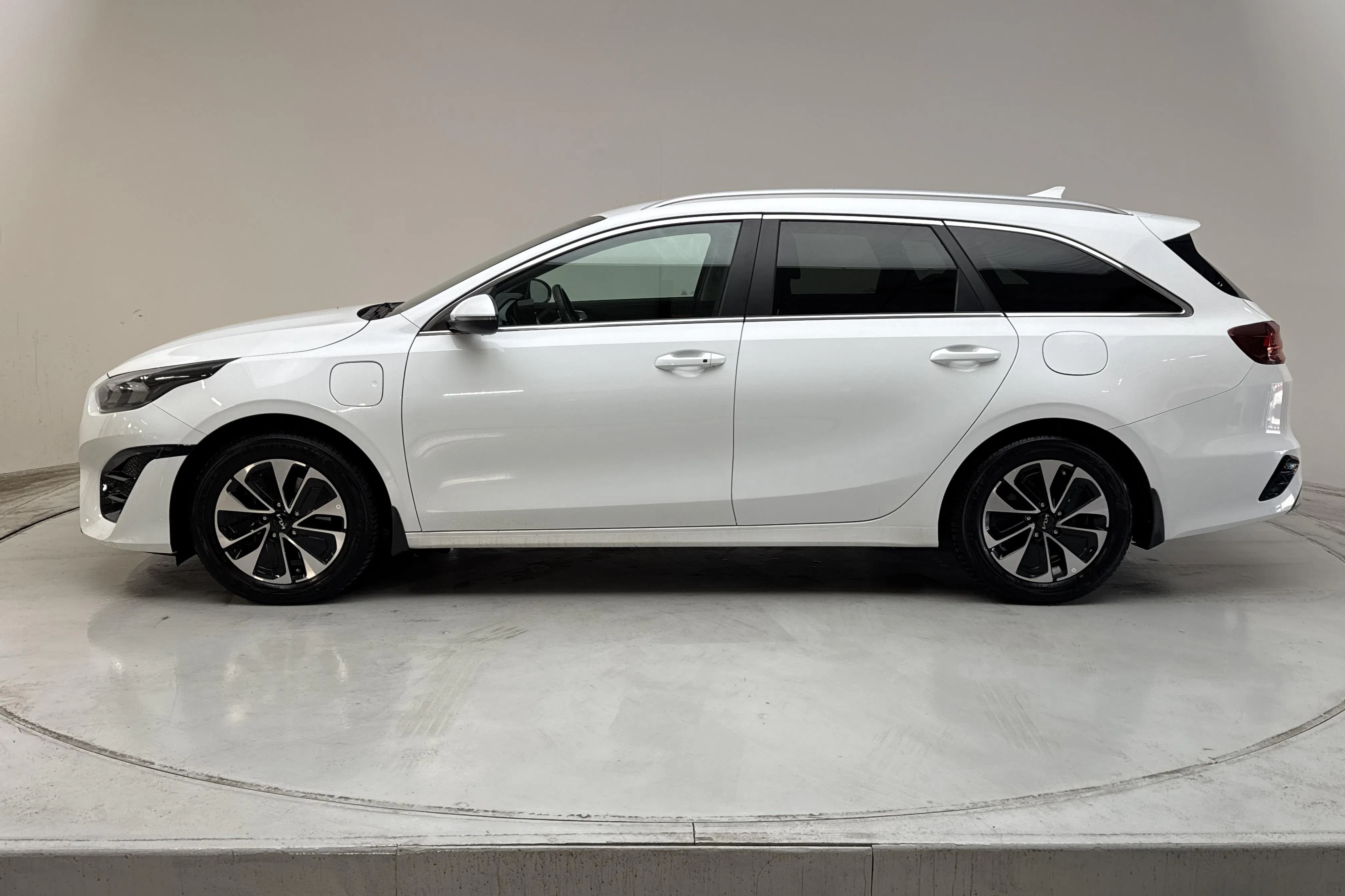 Presentation photo 2 of 19: KIA Ceed 1.6 Plug-in Hybrid SW (141hk) - 63 300 km - Automatic - white - 2022
