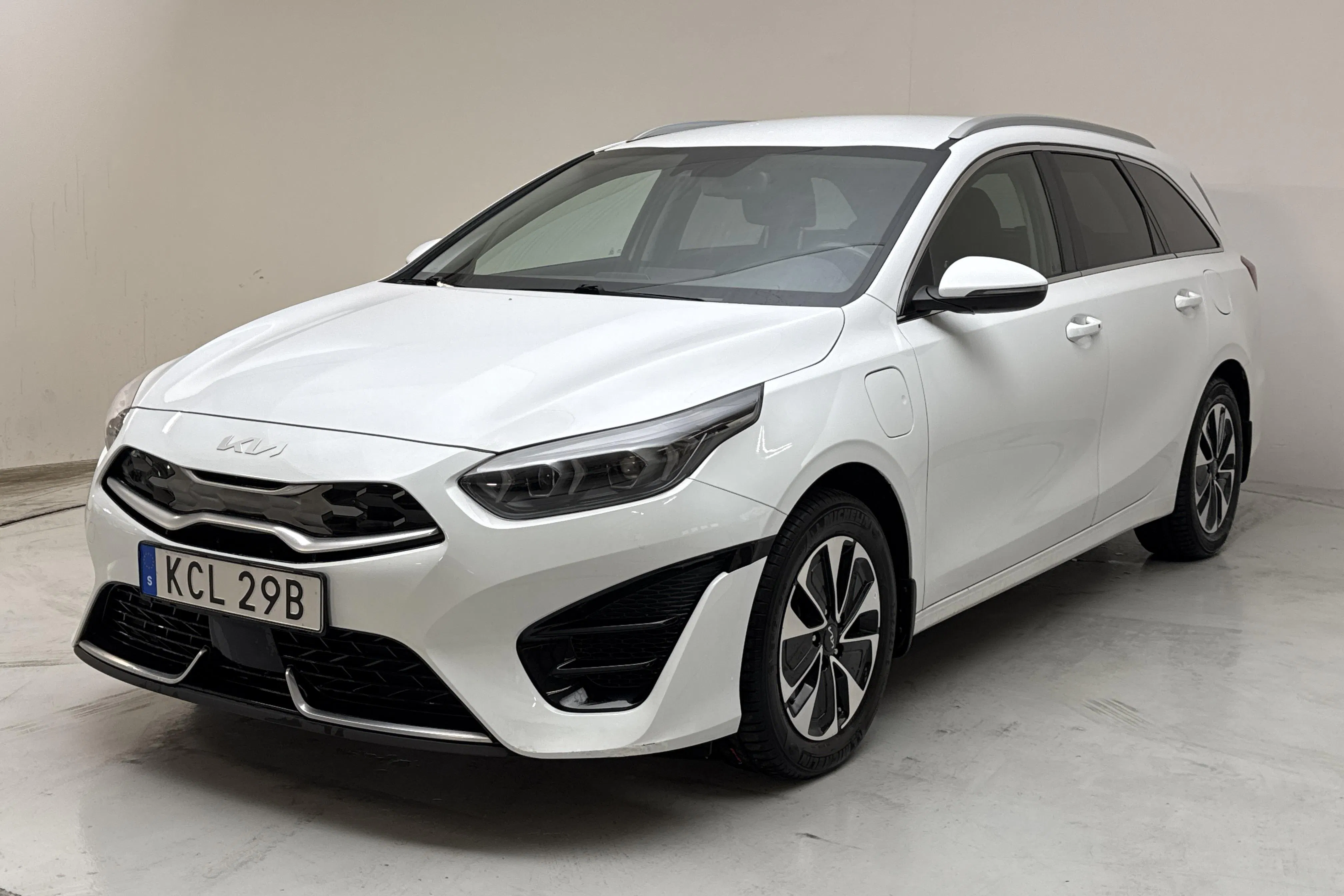 Presentation photo 1 of 19: KIA Ceed 1.6 Plug-in Hybrid SW (141hk) - 63 300 km - Automatic - white - 2022