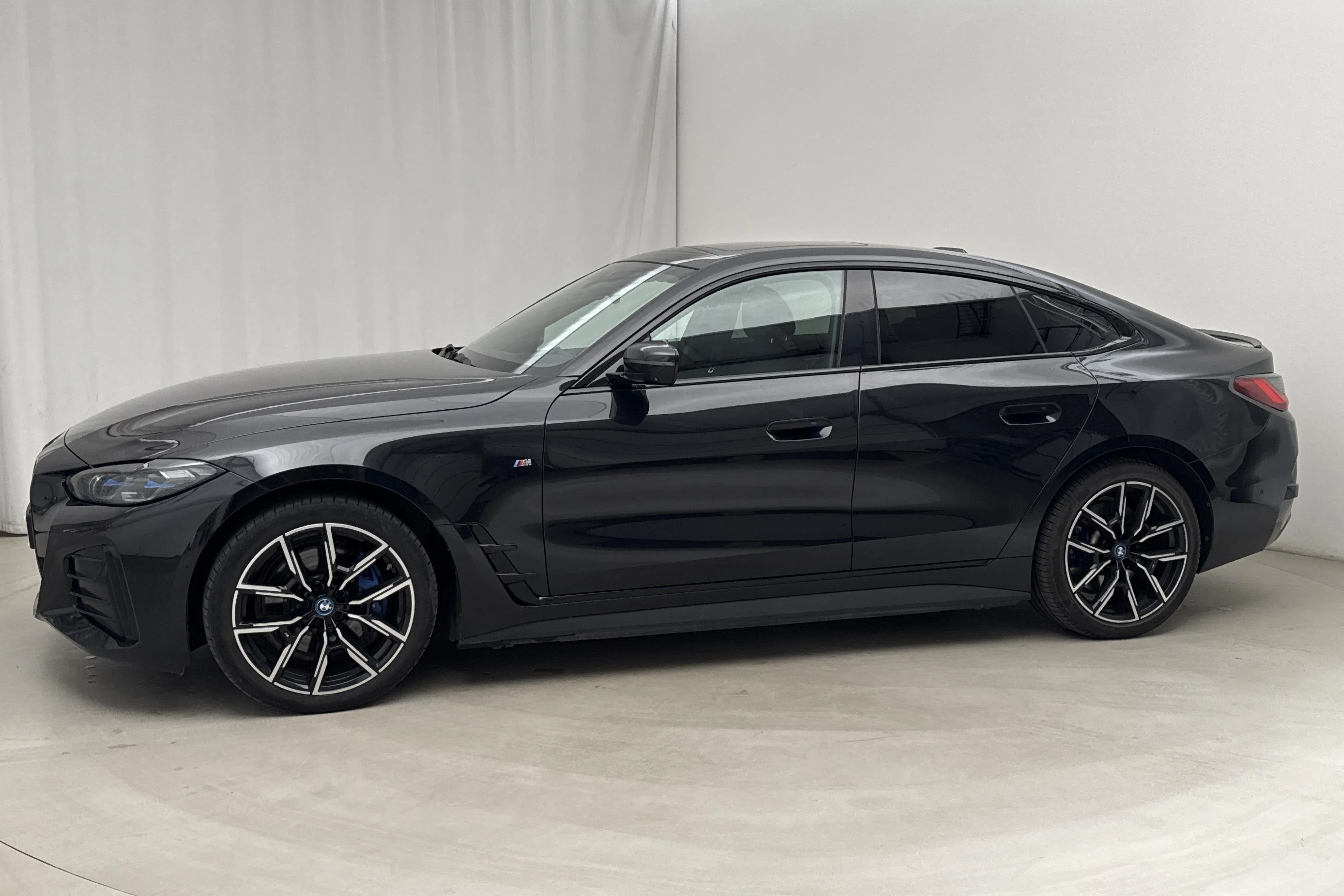 Presentationsfoto 2 av 27: BMW i4 eDrive40, G26 (340hk) - 8 573 mil - Automat - svart - 2024