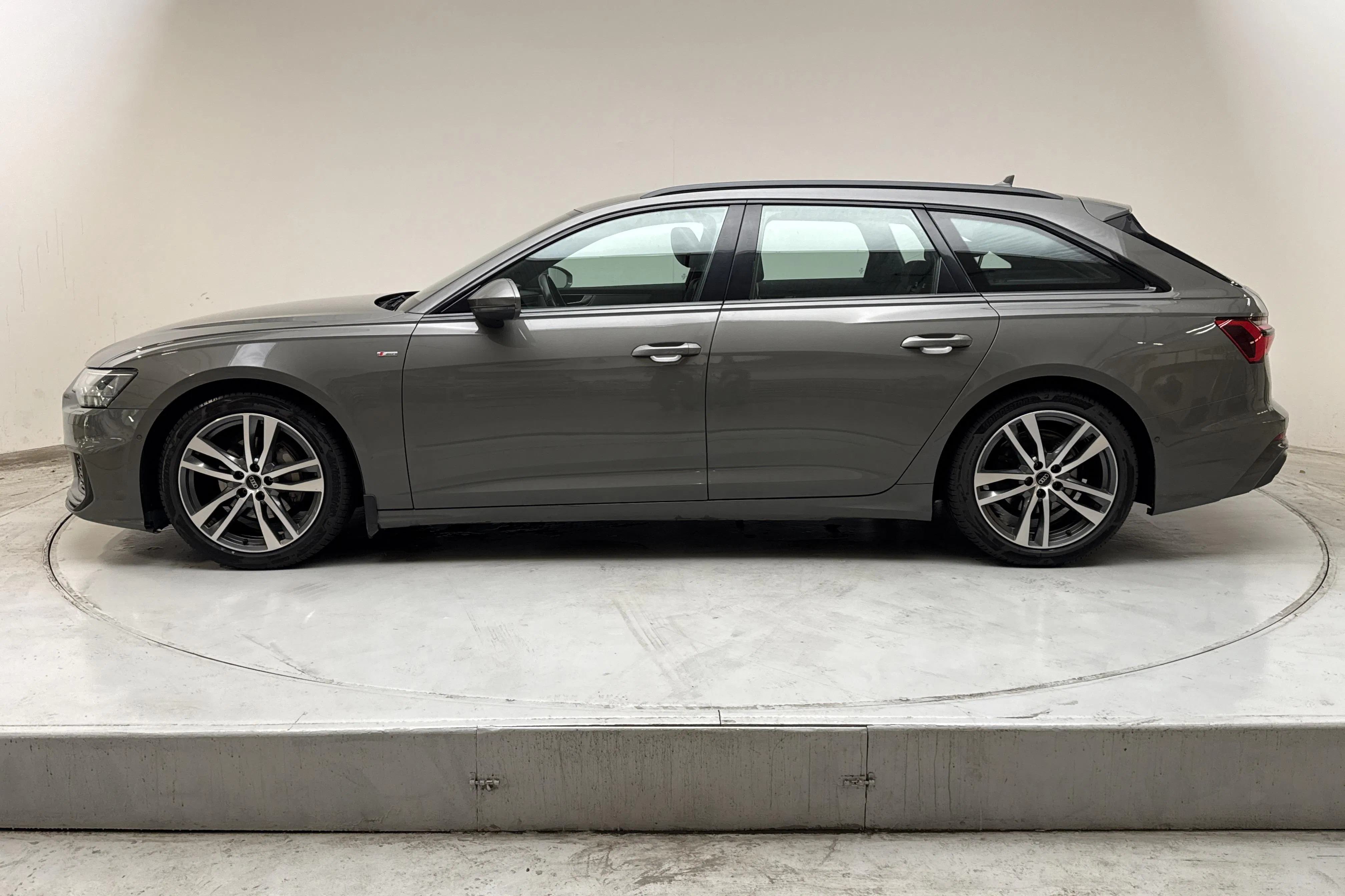 Presentationsfoto 2 av 20: Audi A6 Avant 40 TDI quattro (204hk) - 18 248 mil - Automat - grå - 2023