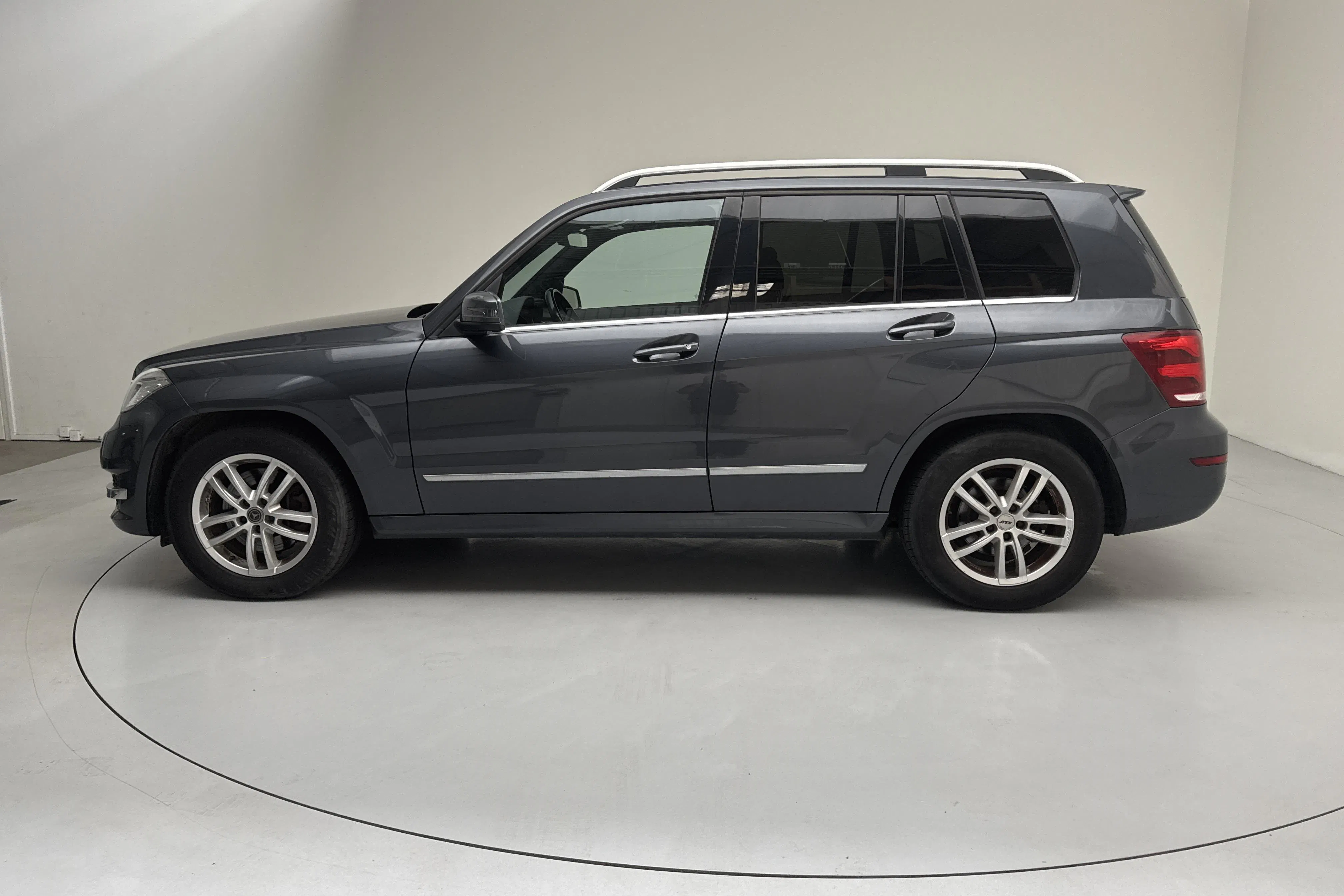 Presentationsfoto 2 av 15: Mercedes GLK 220 CDI 4MATIC X204 (170hk) - 19 447 mil - Automat - Mörkgrå - 2013