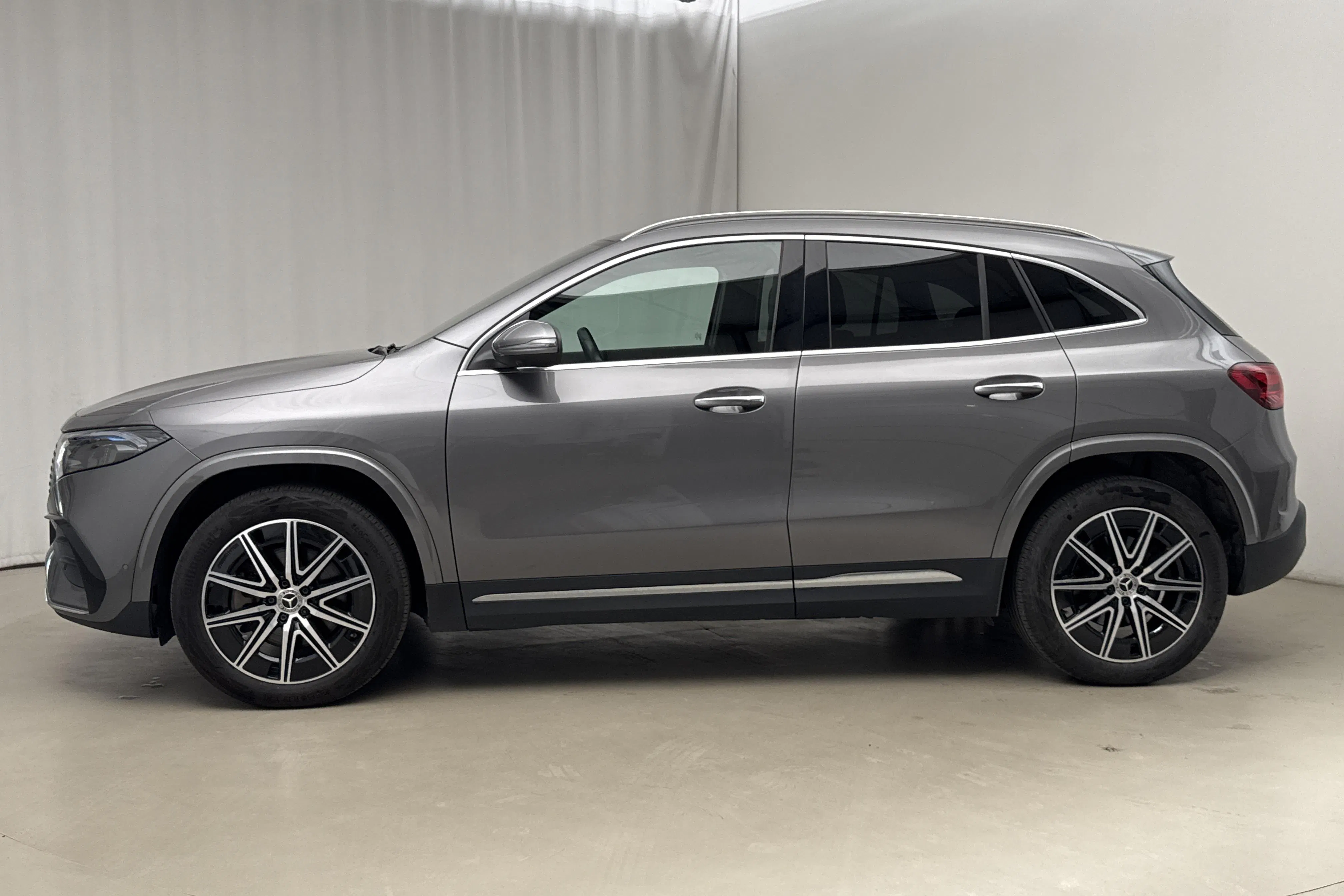 Presentation photo 2 of 23: Mercedes EQA 300 4Matic H243 (228hk) - 50 420 km - Automatic - dark grey - 2024