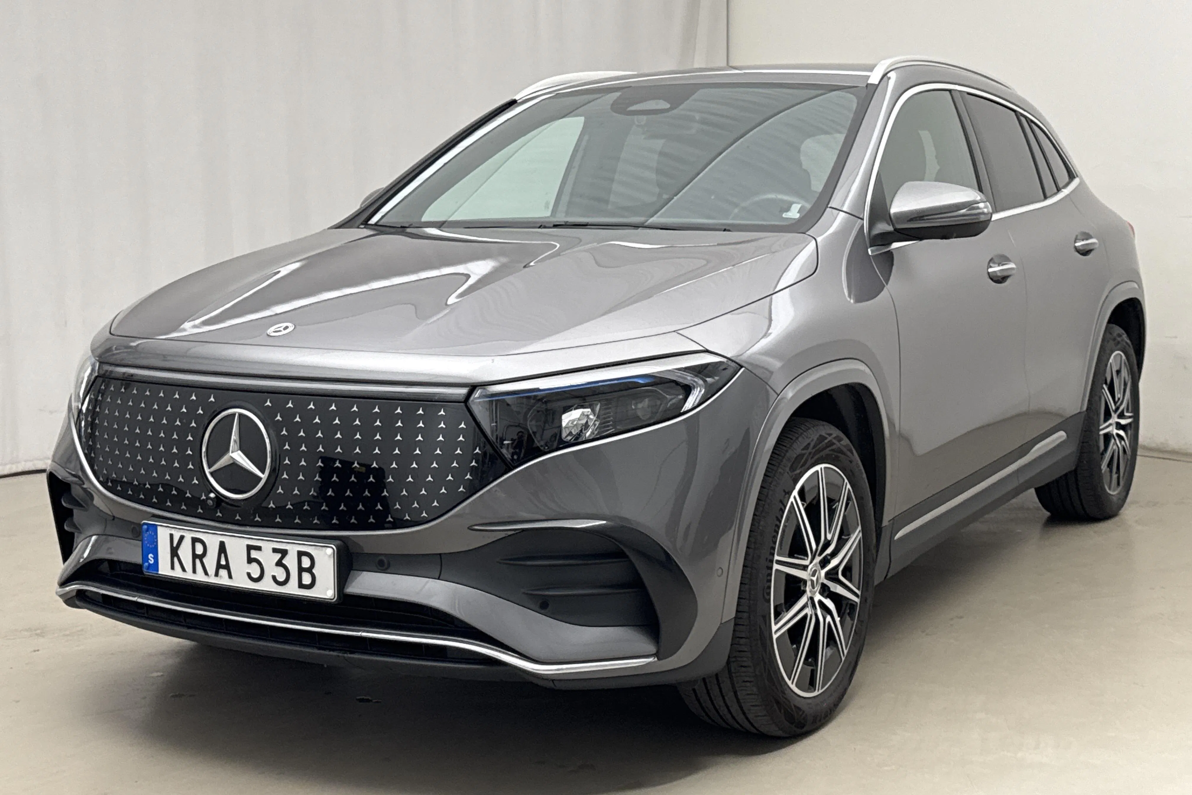 Presentation photo 1 of 23: Mercedes EQA 300 4Matic H243 (228hk) - 50 420 km - Automatic - dark grey - 2024