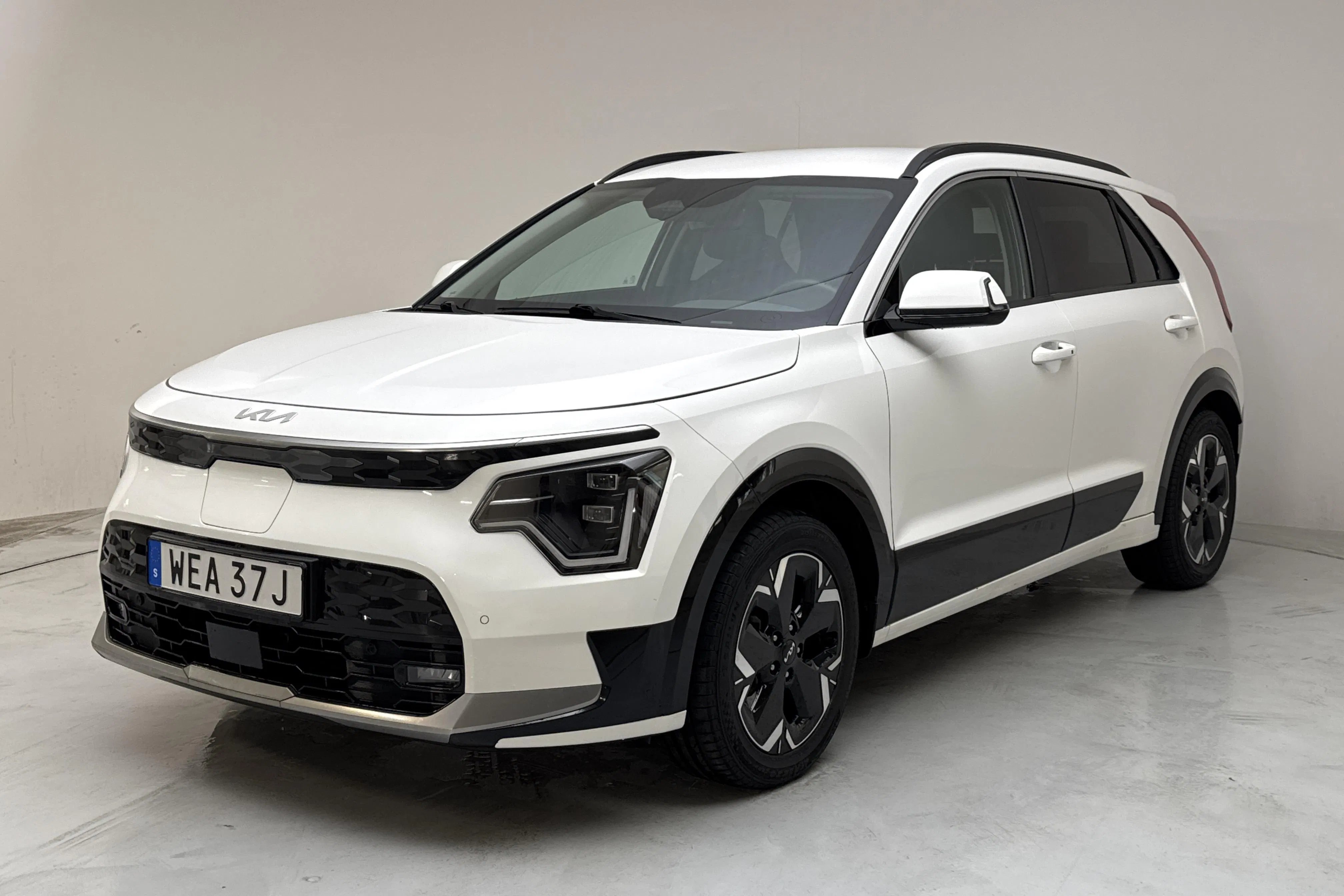Presentationsfoto 1 av 19: KIA Niro EV 65kWh (204hk) - 10 413 mil - Automat - vit - 2024