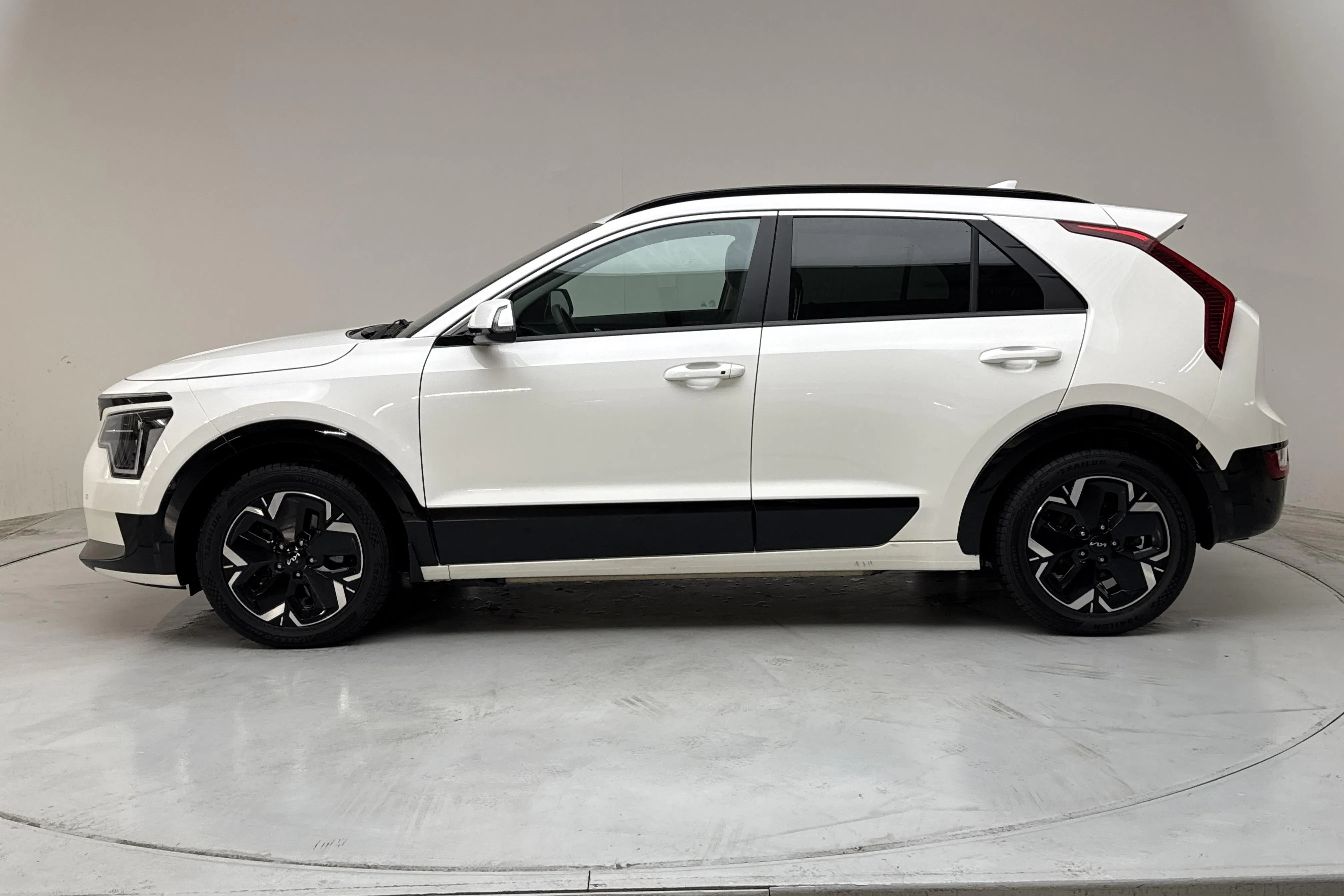 Presentationsfoto 2 av 19: KIA Niro EV 65kWh (204hk) - 10 413 mil - Automat - vit - 2024