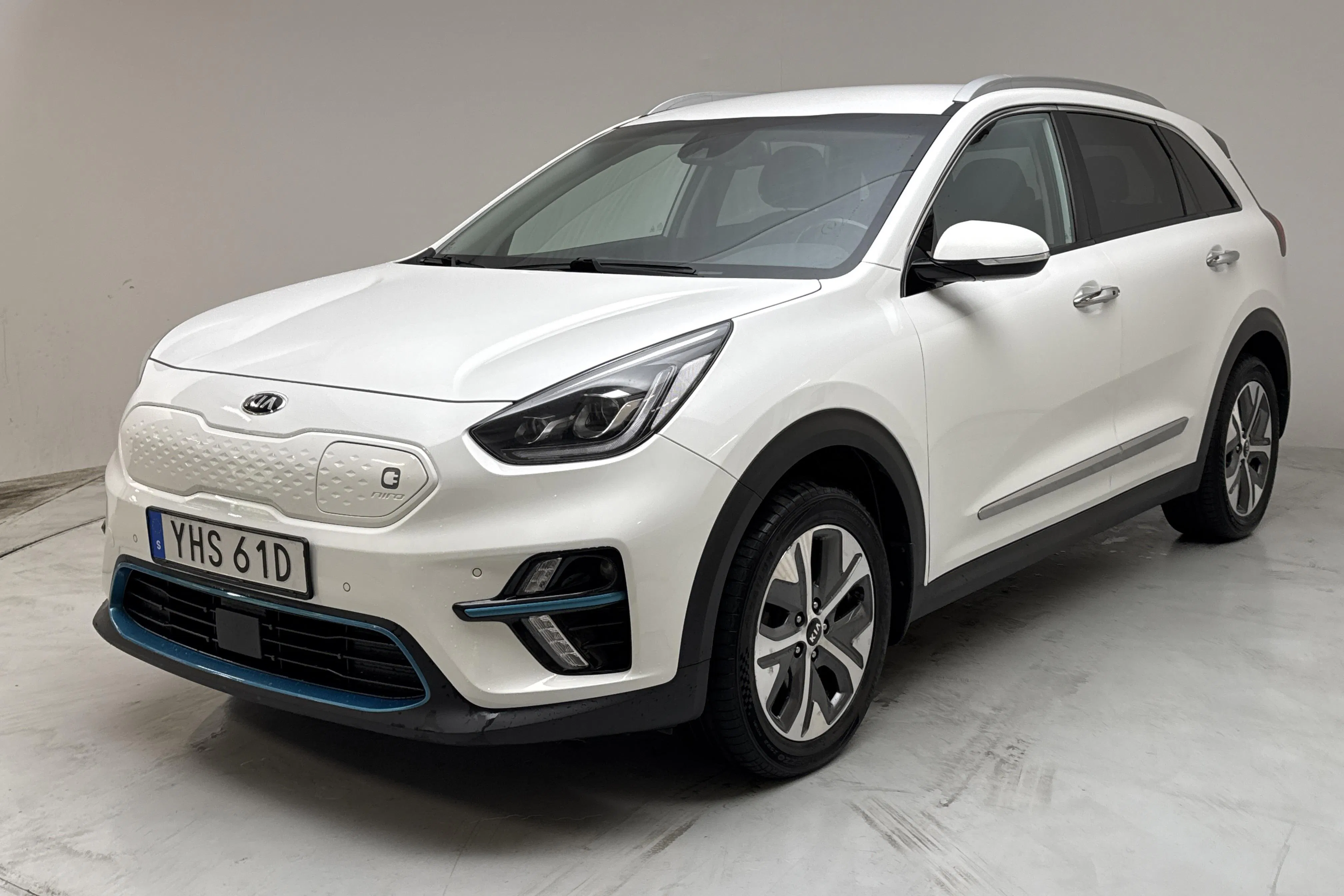 Presentation photo 1 of 16: KIA e-Niro 64kWh (204hk) - 164 270 km - Automatic - white - 2021
