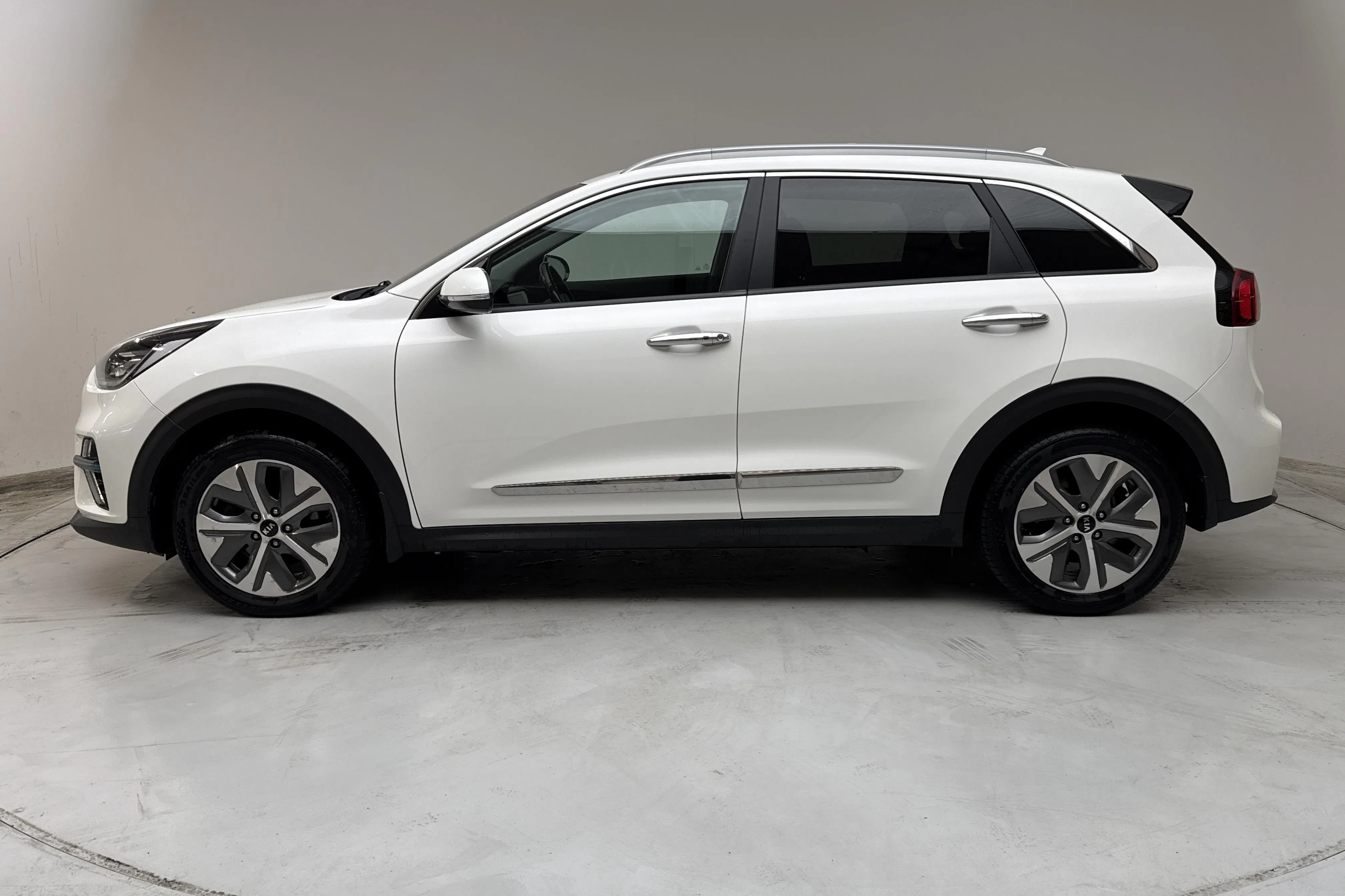 Presentation photo 2 of 16: KIA e-Niro 64kWh (204hk) - 164 270 km - Automatic - white - 2021