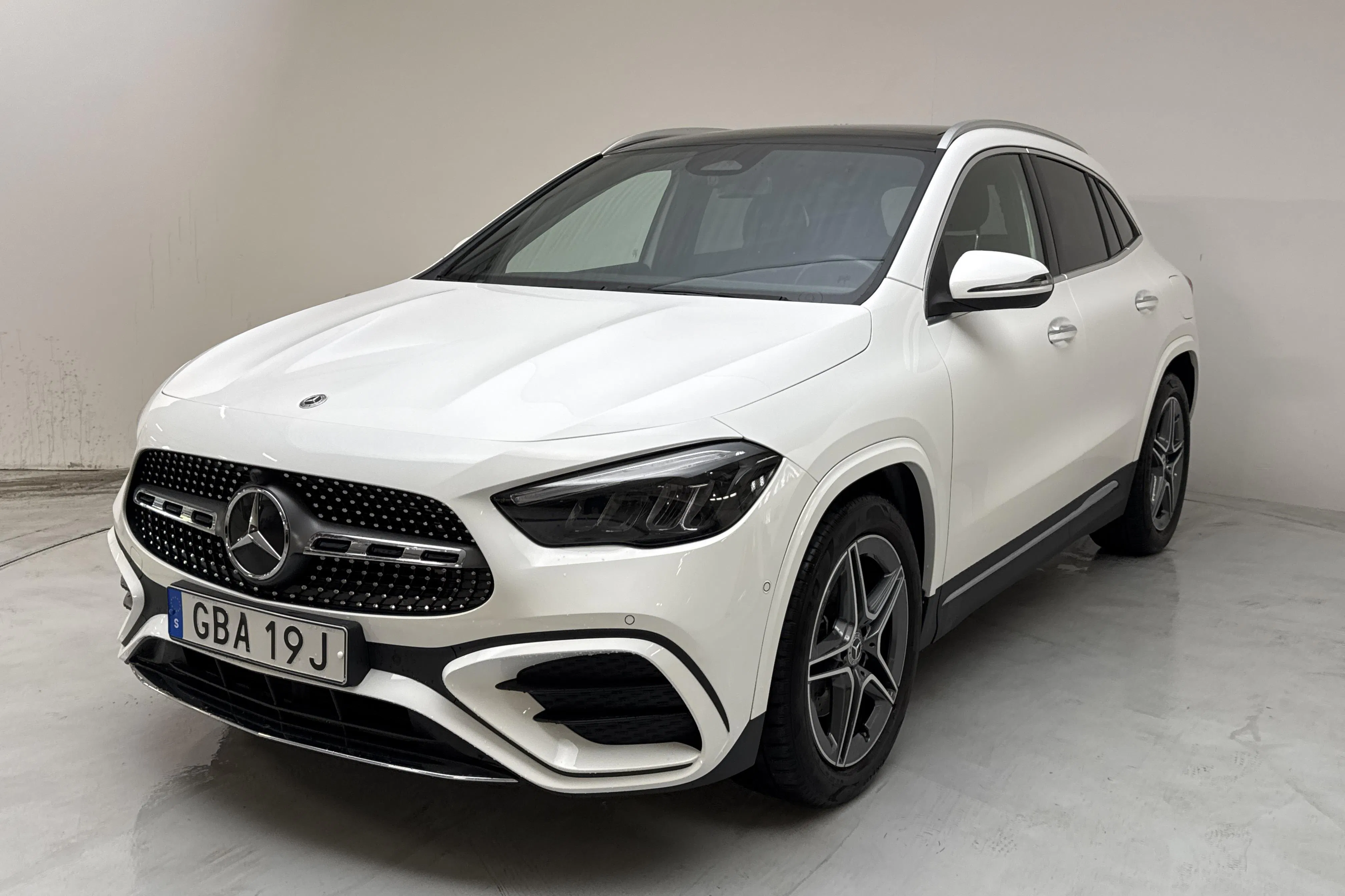 Presentation photo 1 of 15: Mercedes GLA 200 H247 (163hk) - 46 350 km - Automatic - white - 2024