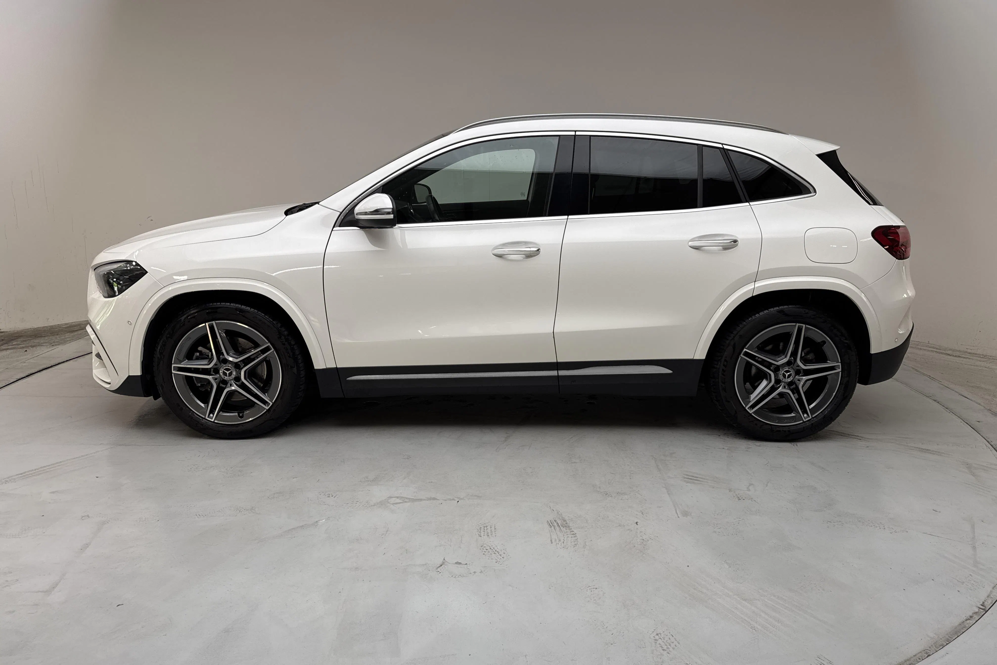 Presentation photo 2 of 15: Mercedes GLA 200 H247 (163hk) - 46 350 km - Automatic - white - 2024