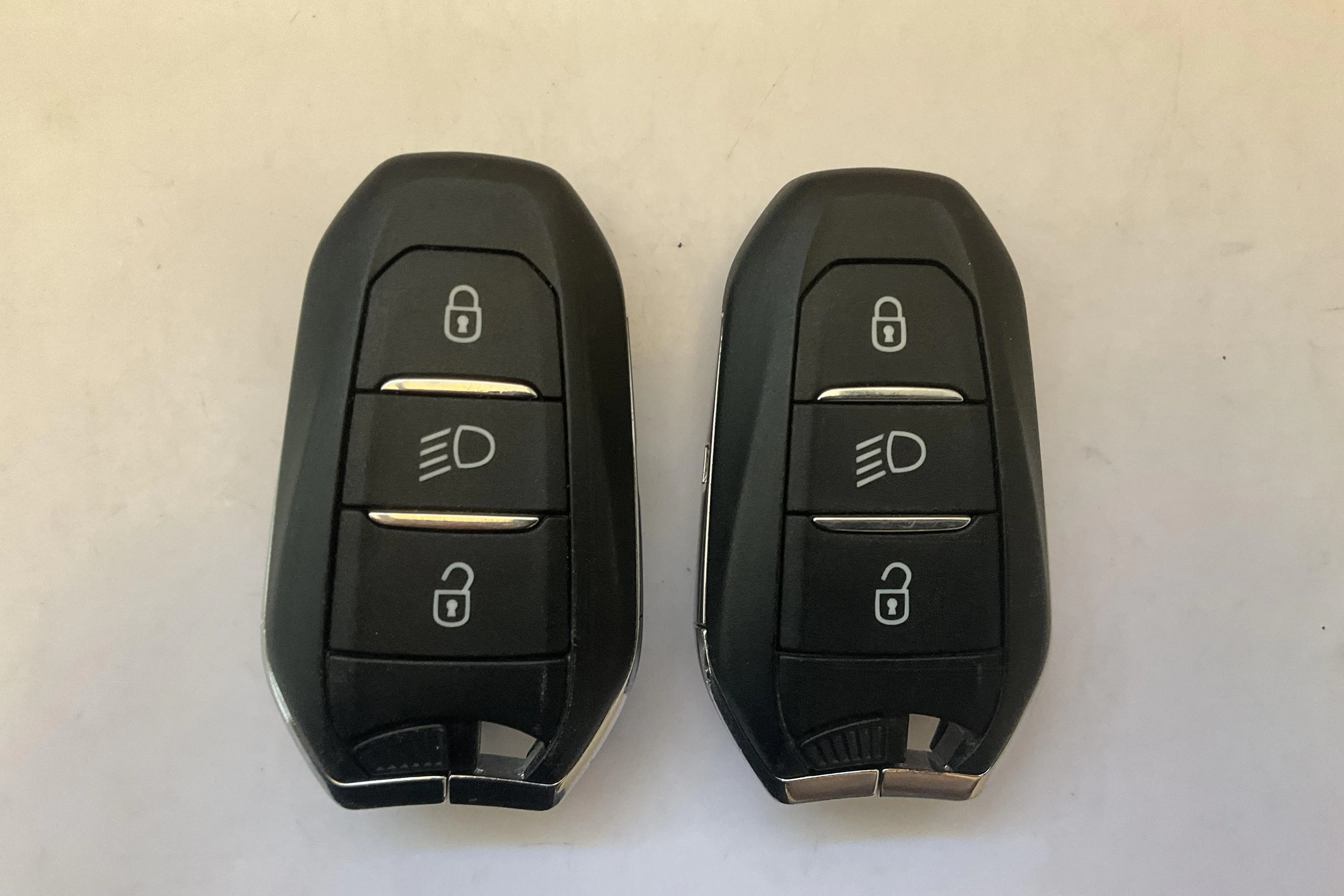 Presentationsfoto 16 av 16: Peugeot e-2008 50kWh (136hk) - 8 271 mil - Automat - vit - 2022