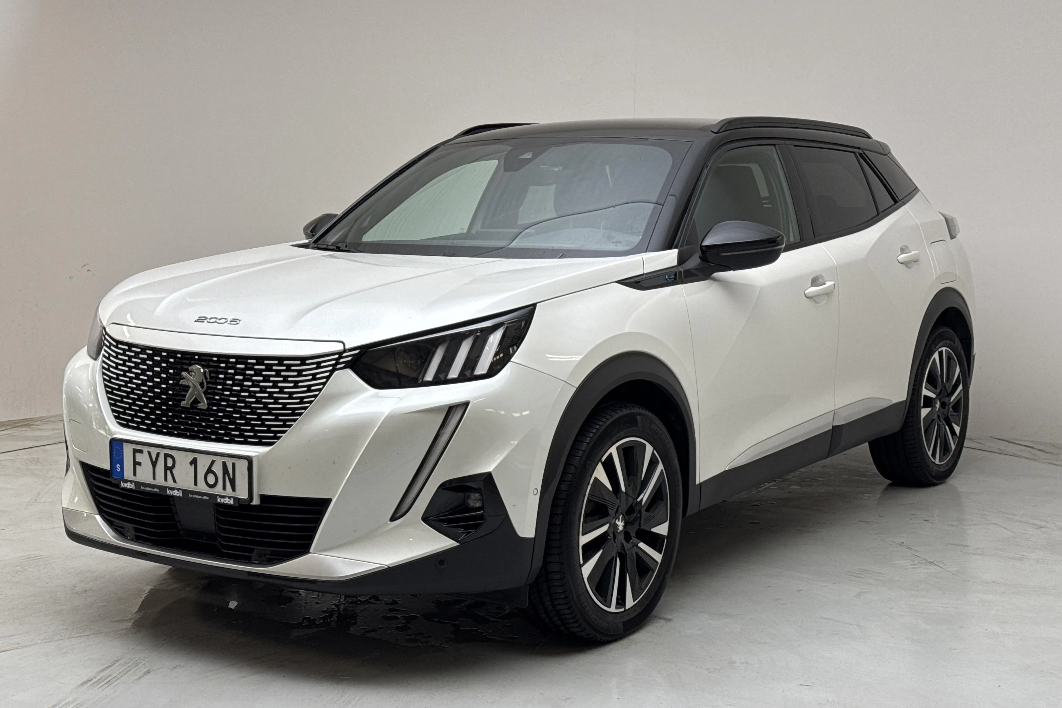 Presentationsfoto 1 av 16: Peugeot e-2008 50kWh (136hk) - 8 271 mil - Automat - vit - 2022