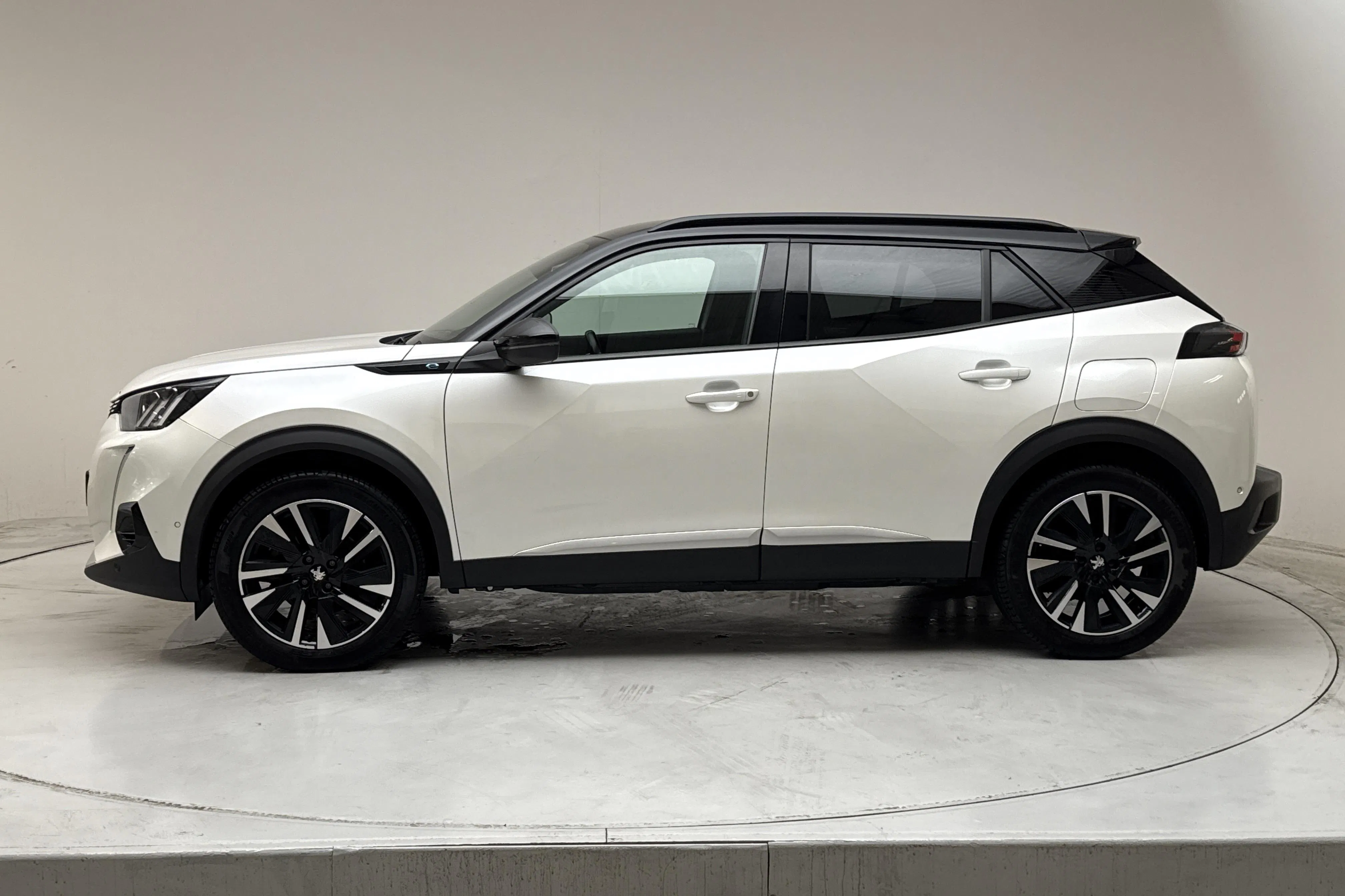 Presentationsfoto 2 av 16: Peugeot e-2008 50kWh (136hk) - 8 271 mil - Automat - vit - 2022