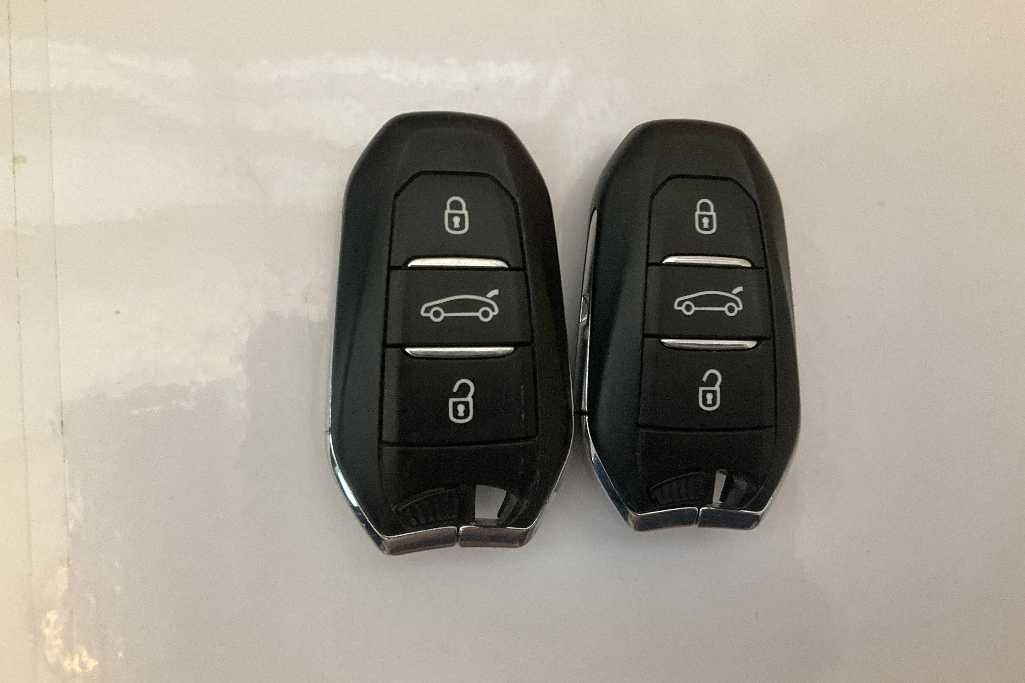Presentationsfoto 18 av 18: Peugeot 508 1.6 Hybrid SW (225hk) - 12 627 mil - Automat - vit - 2022