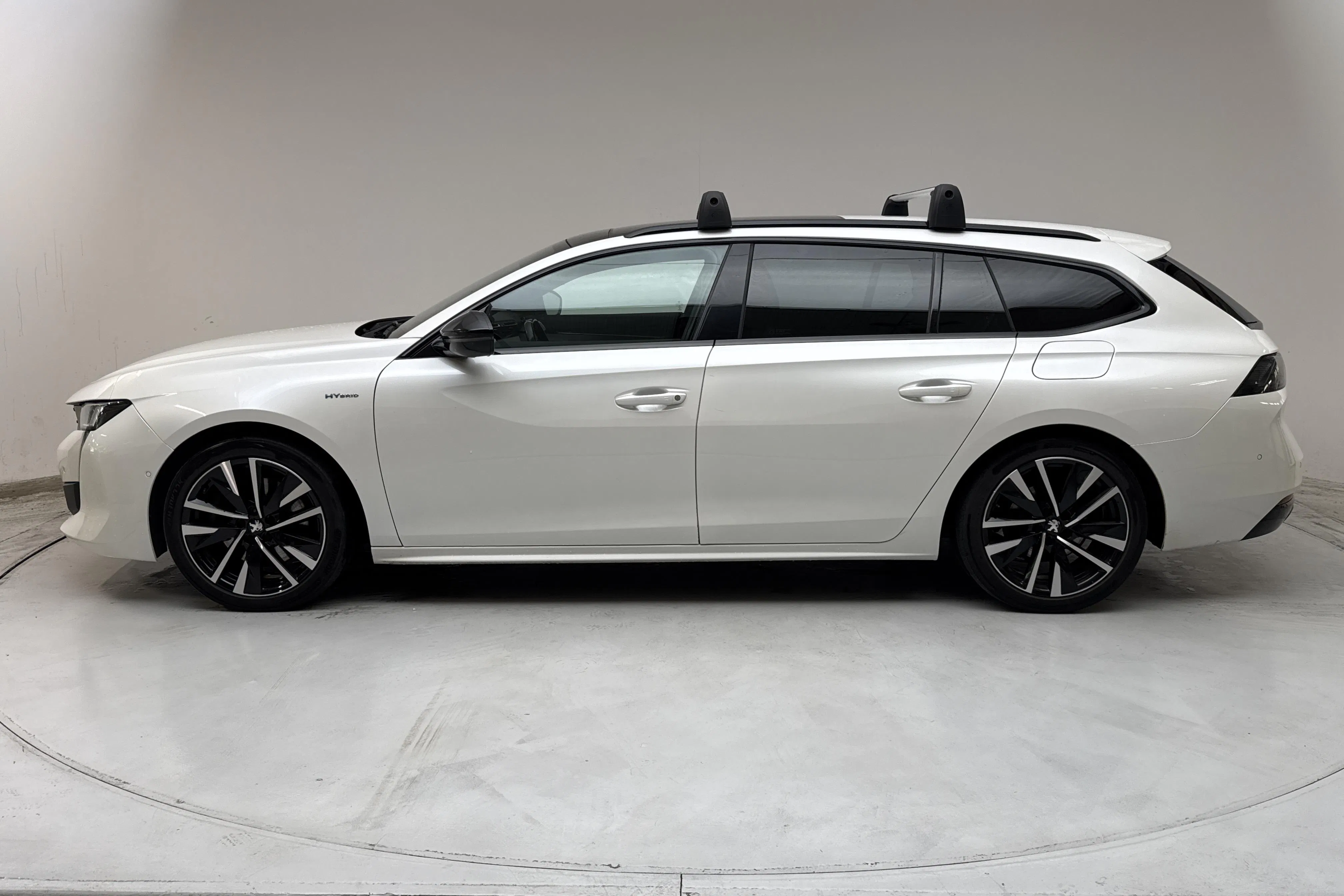 Presentationsfoto 2 av 18: Peugeot 508 1.6 Hybrid SW (225hk) - 12 627 mil - Automat - vit - 2022