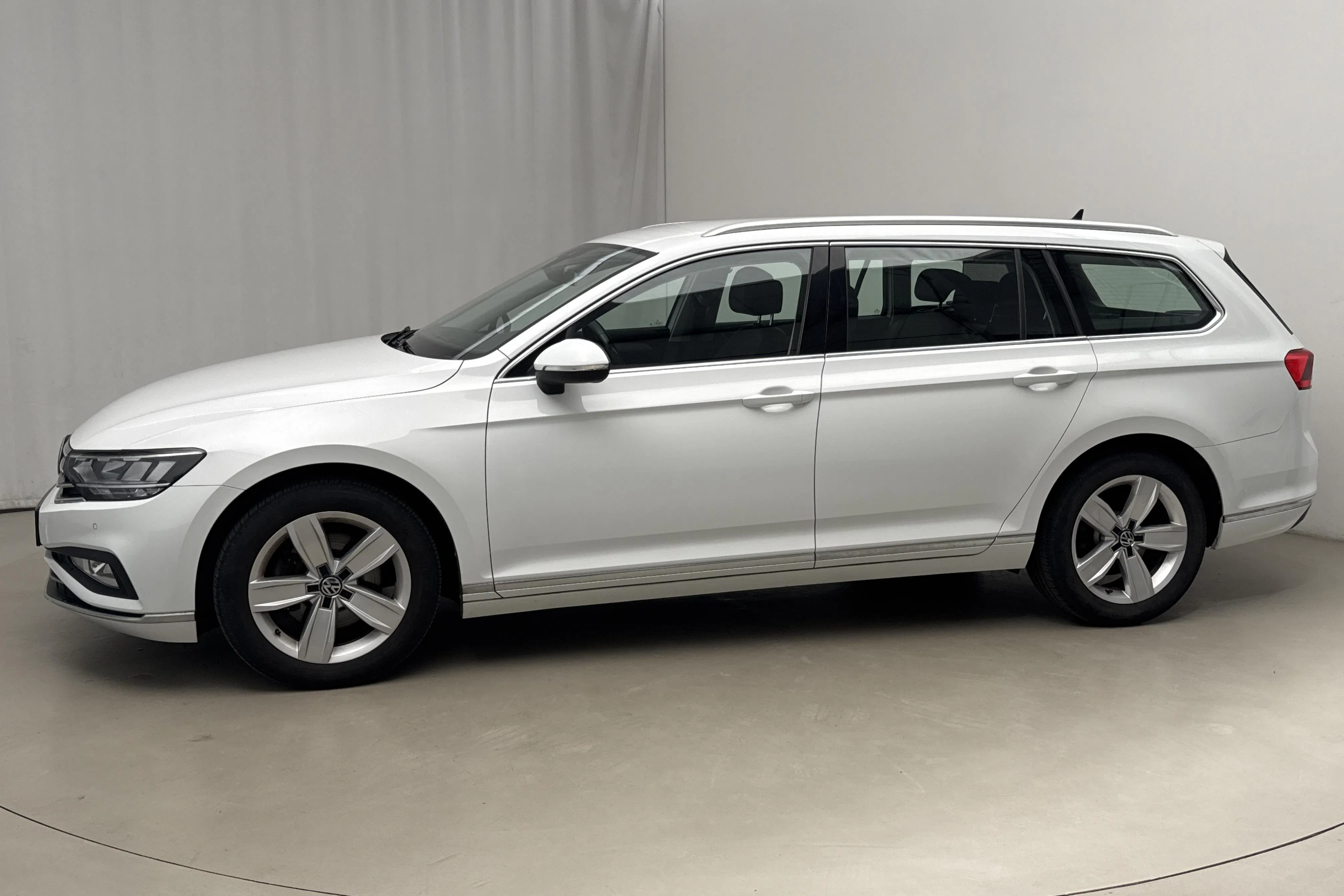 Presentation photo 2 of 18: VW Passat 2.0 TDI Sportscombi 4MOTION (190hk) - 90 960 km - Automatic - white - 2020