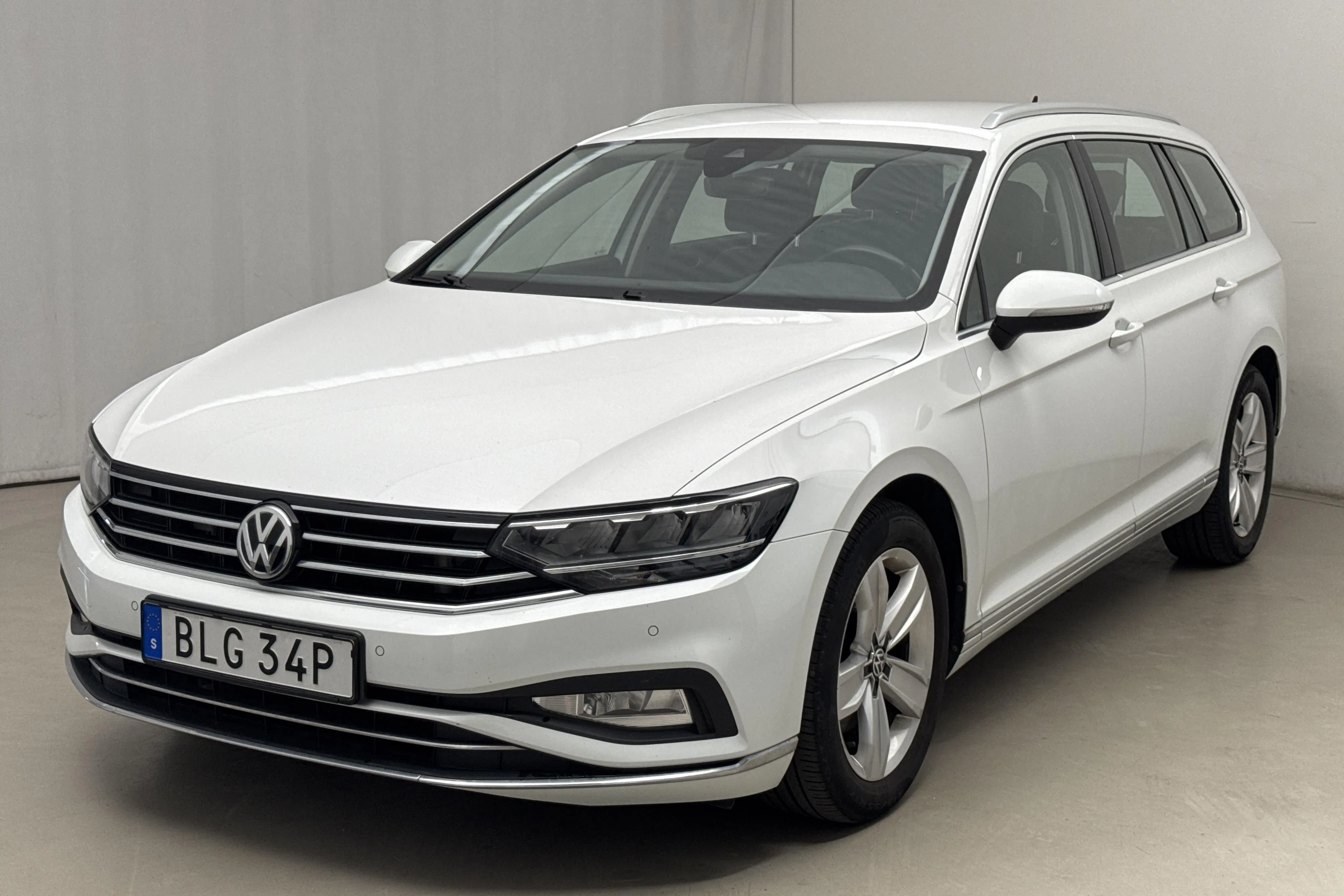 Presentation photo 1 of 18: VW Passat 2.0 TDI Sportscombi 4MOTION (190hk) - 90 960 km - Automatic - white - 2020