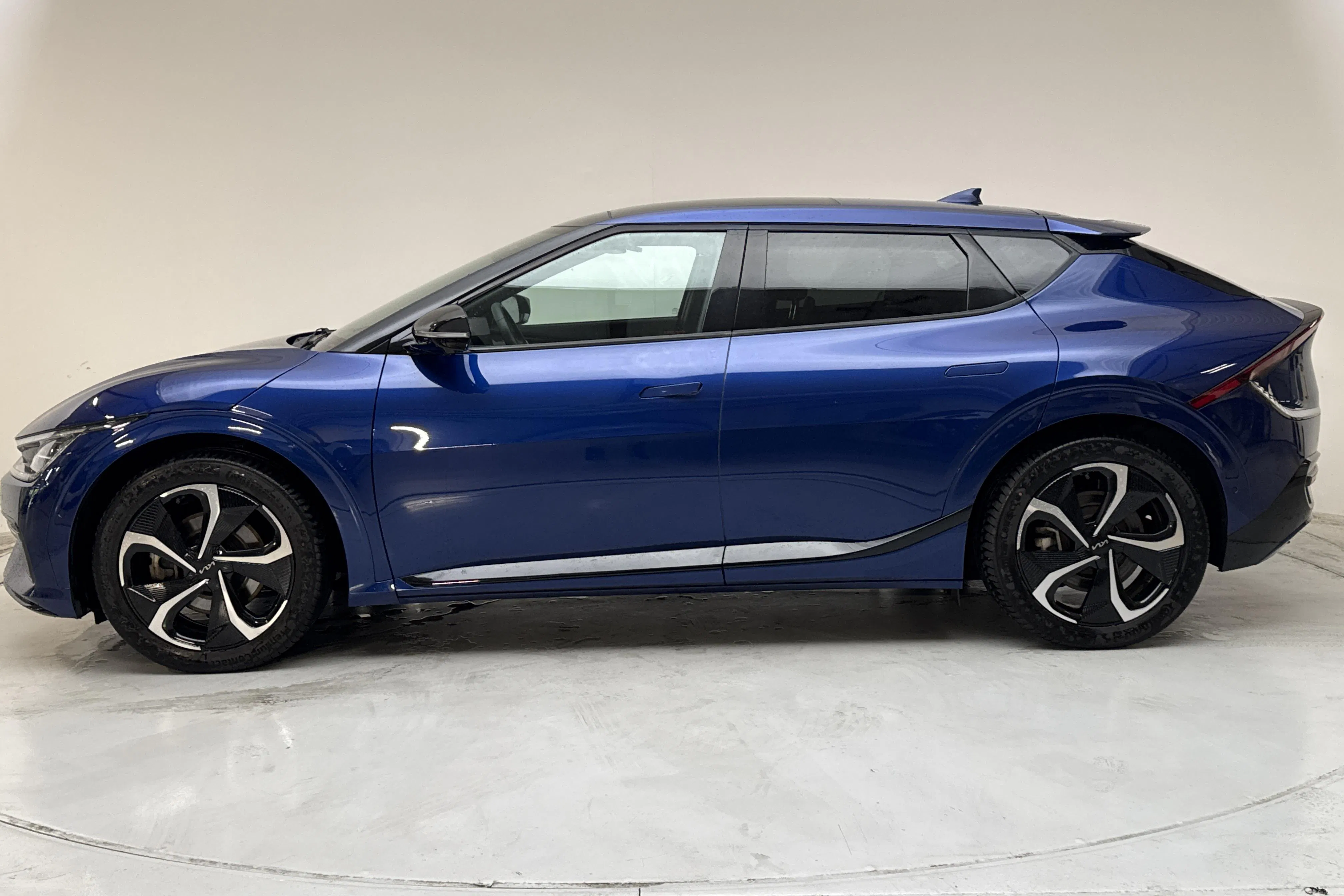 Presentationsfoto 2 av 17: KIA EV6 AWD (325hk) - 3 070 mil - Automat - blå - 2022