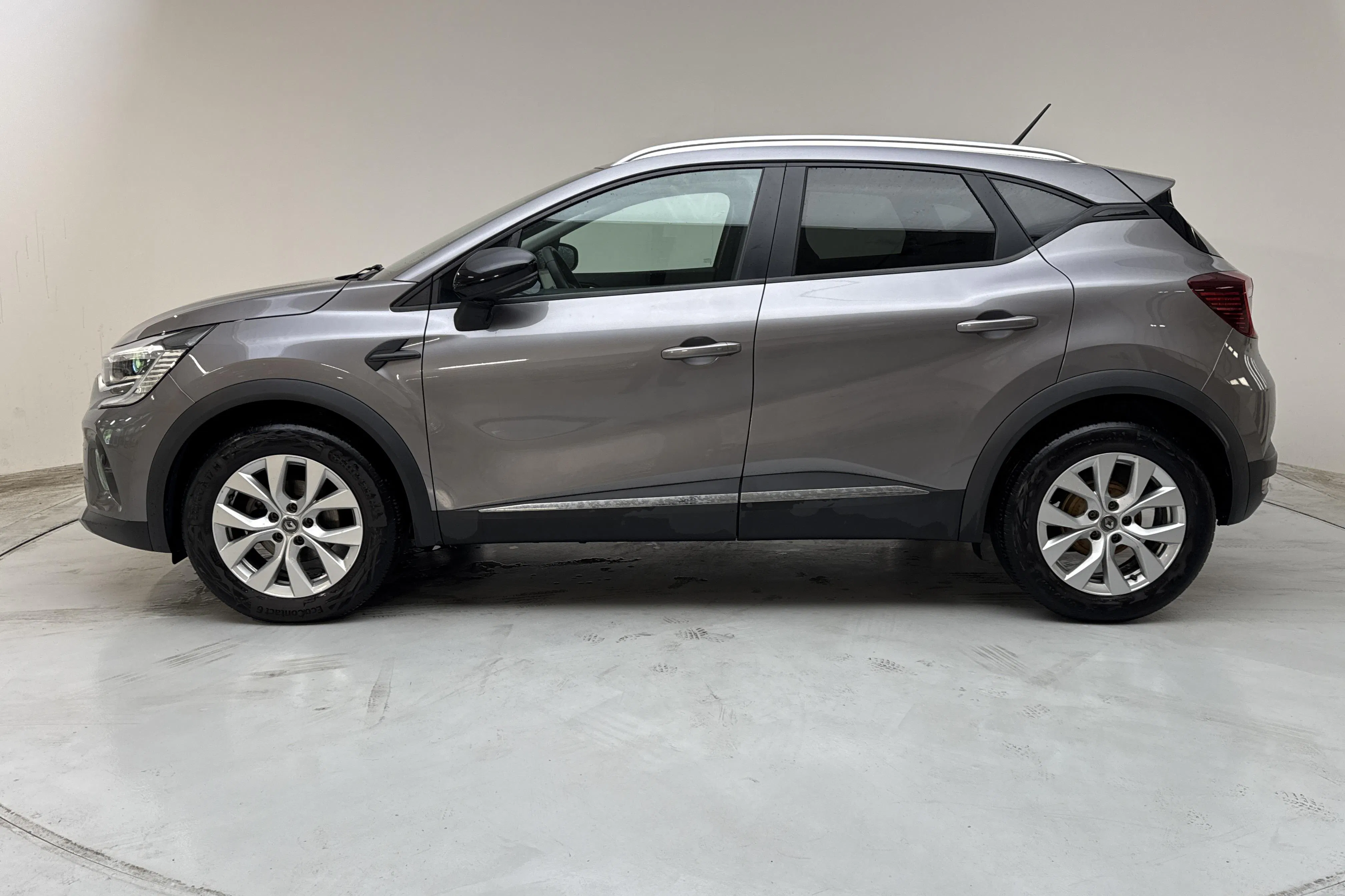 Presentationsfoto 2 av 13: Renault Captur 1.3 TCe (130hk) - 6 476 mil - Automat - grå - 2020