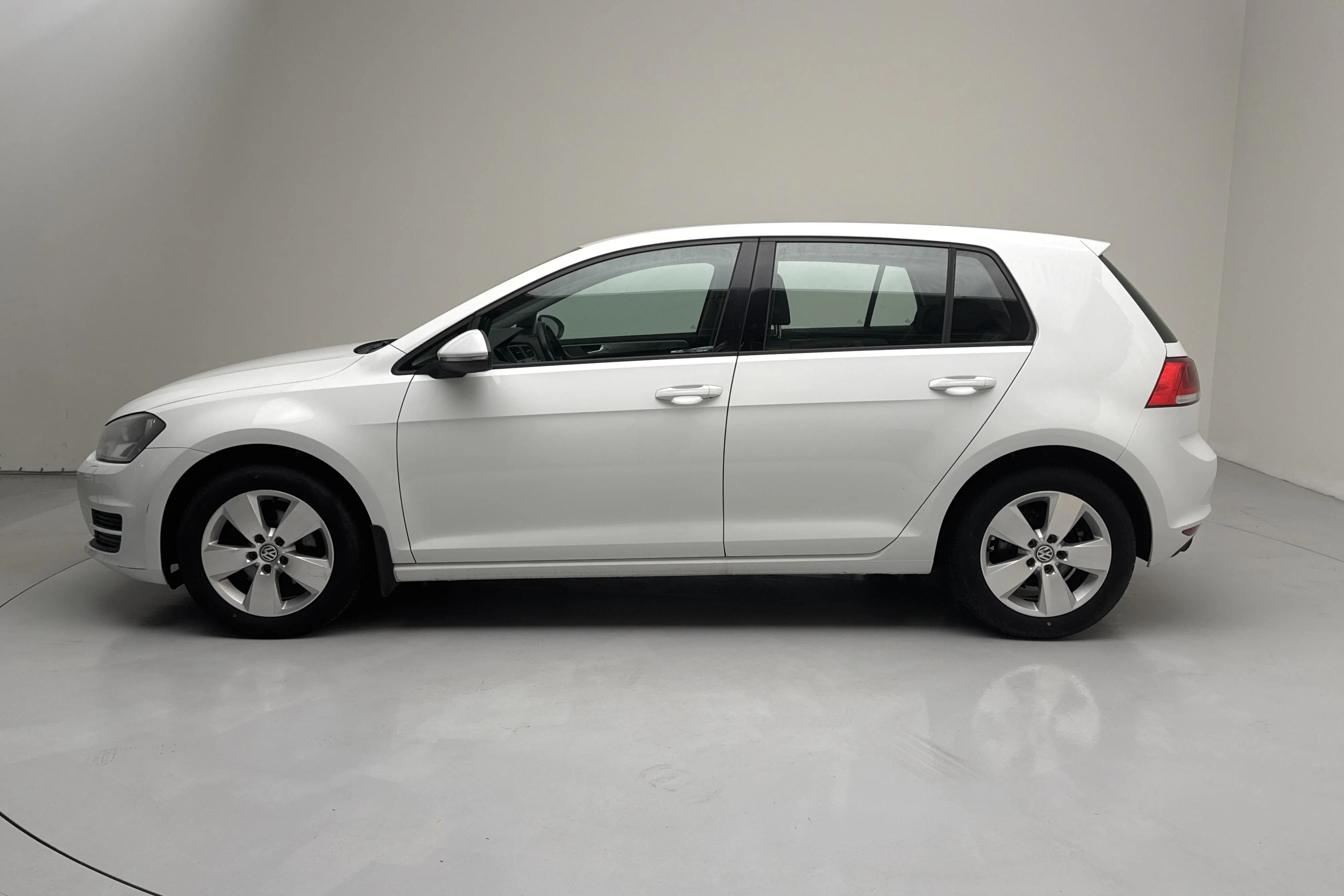 Presentation photo 2 of 12: VW Golf VII 1.2 TSI 5dr (105hk) - 154 330 km - Manual - white - 2014