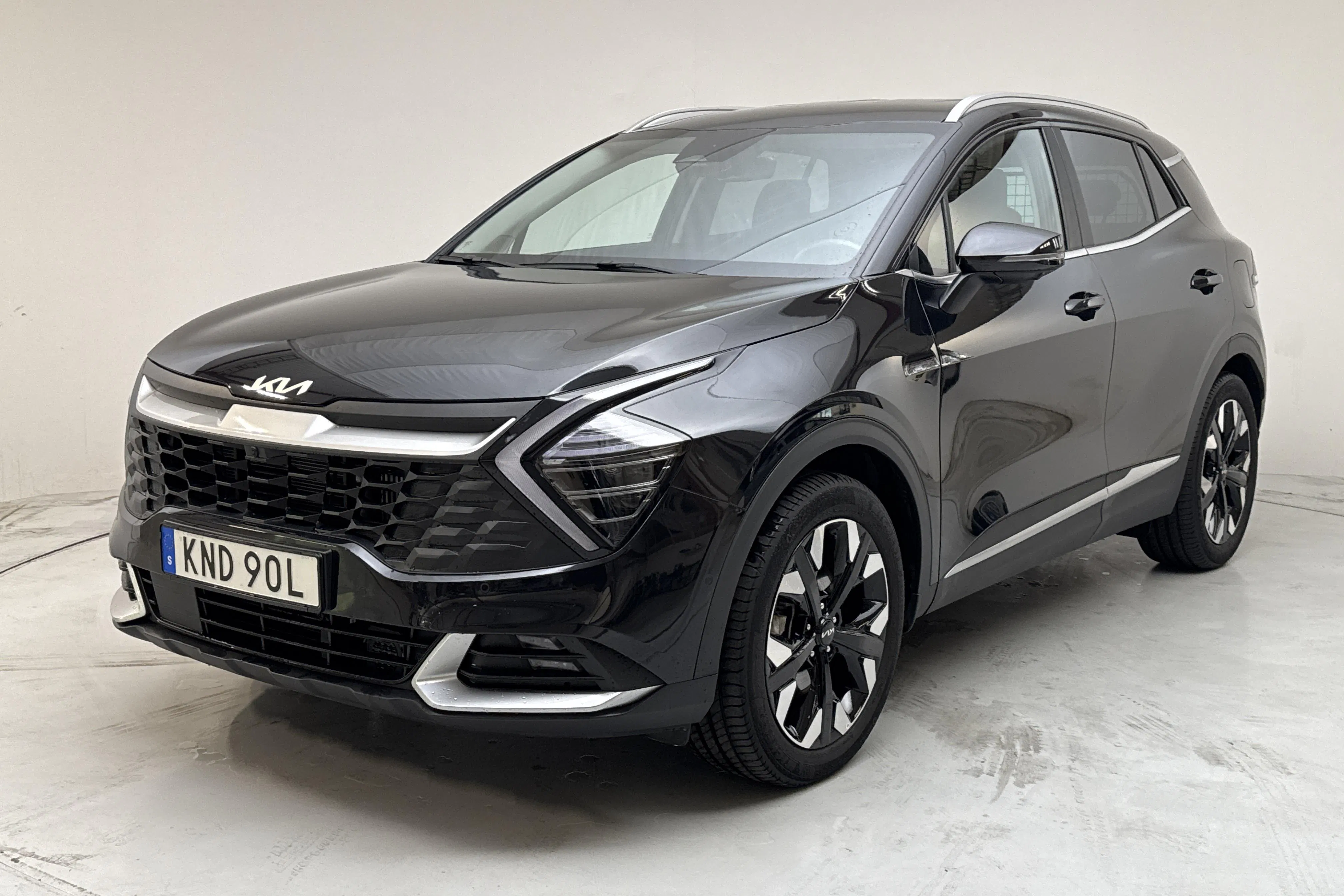 Presentationsfoto 1 av 16: KIA Sportage PHEV AWD (265hk) - 4 545 mil - Automat - svart - 2025