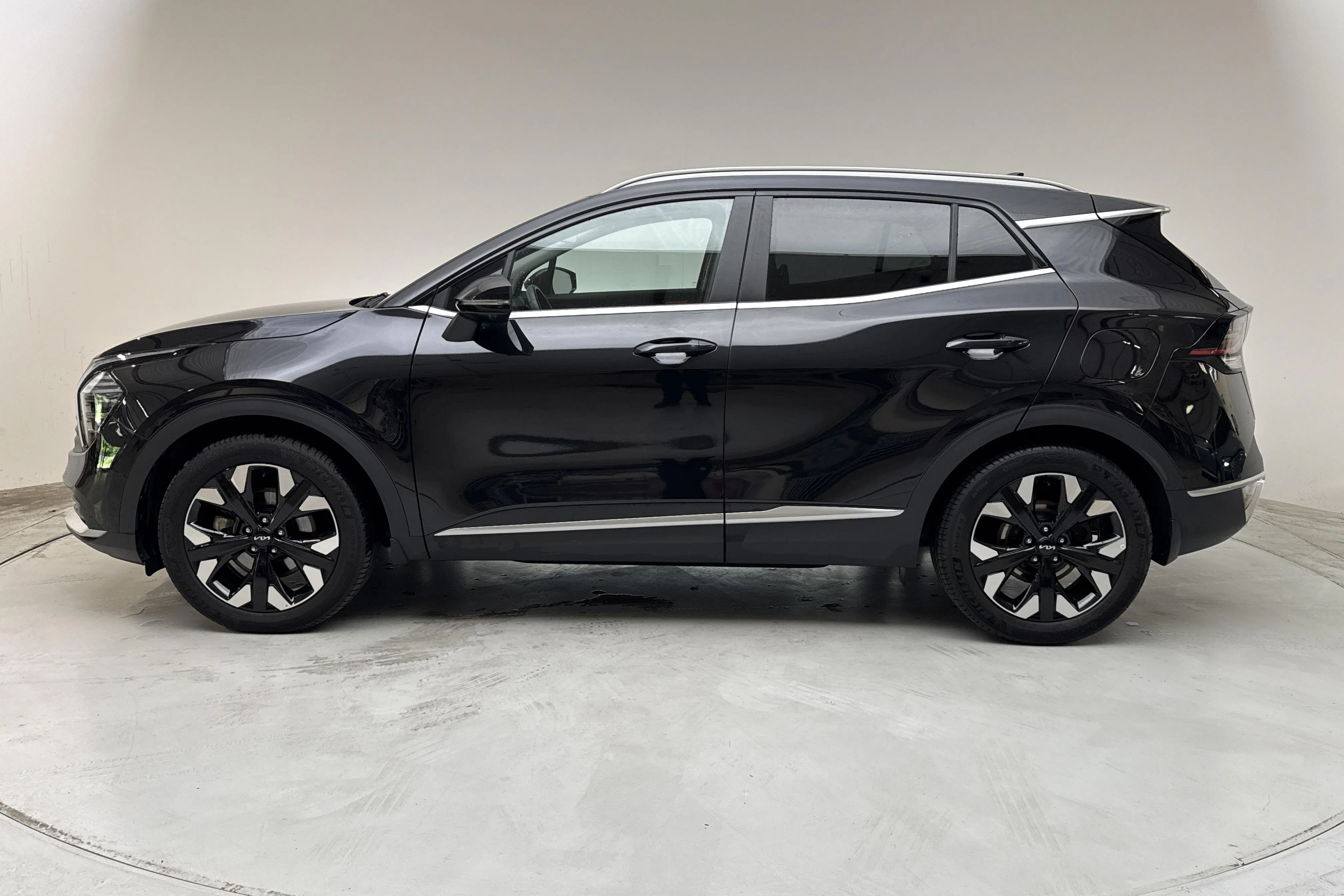 Presentationsfoto 2 av 16: KIA Sportage PHEV AWD (265hk) - 4 545 mil - Automat - svart - 2025