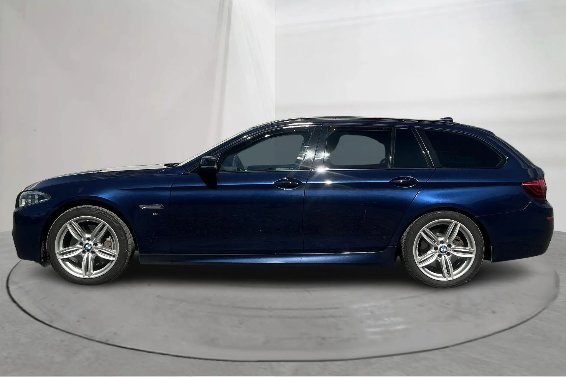 Presentation photo 2 of 18: BMW 535d xDrive Touring, F11 (313hk) - 134 750 km - Automatic - blue - 2016