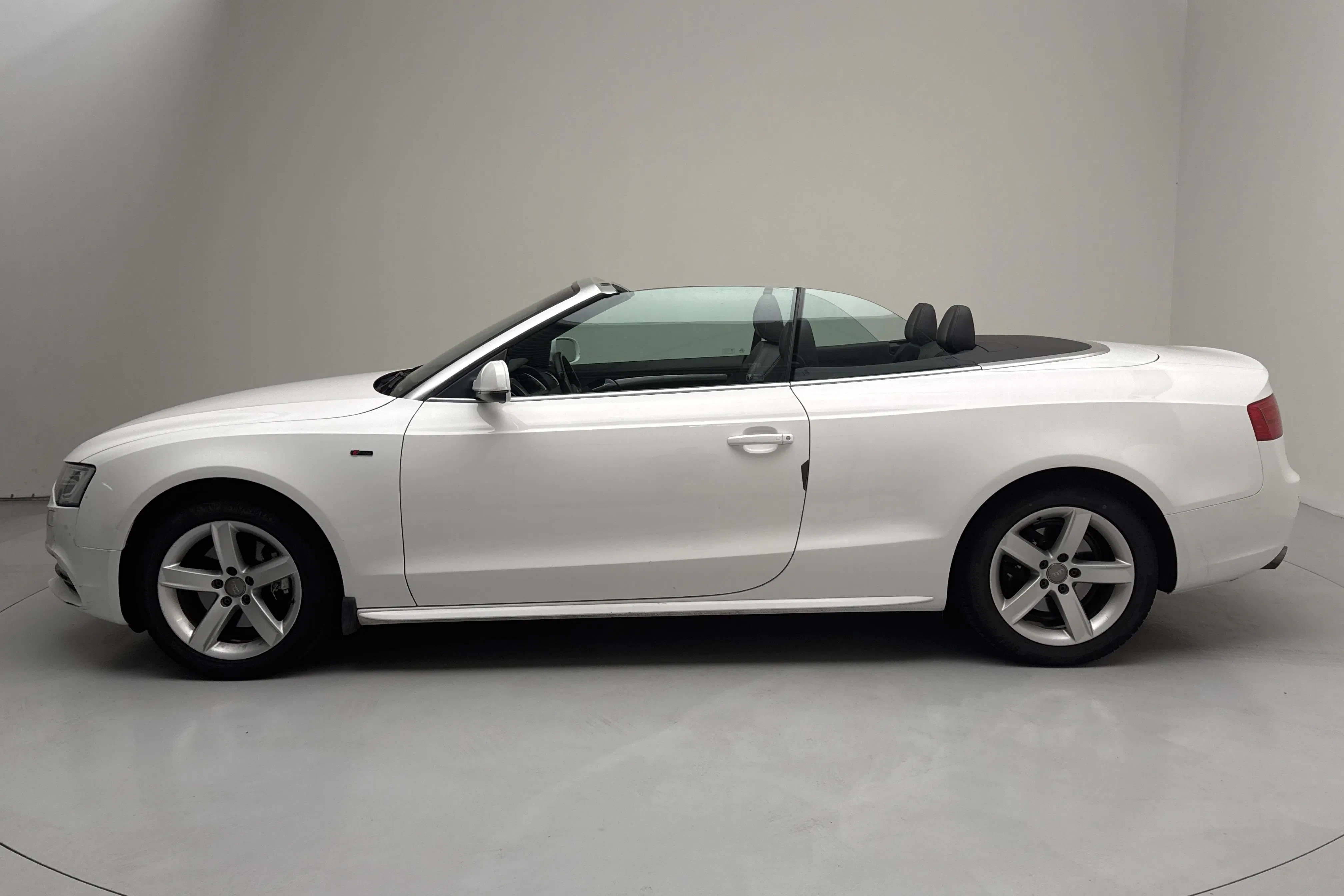 Presentationsfoto 2 av 16: Audi A5 1.8 TFSI Cabriolet (170hk) - 19 143 mil - Manuell - vit - 2012